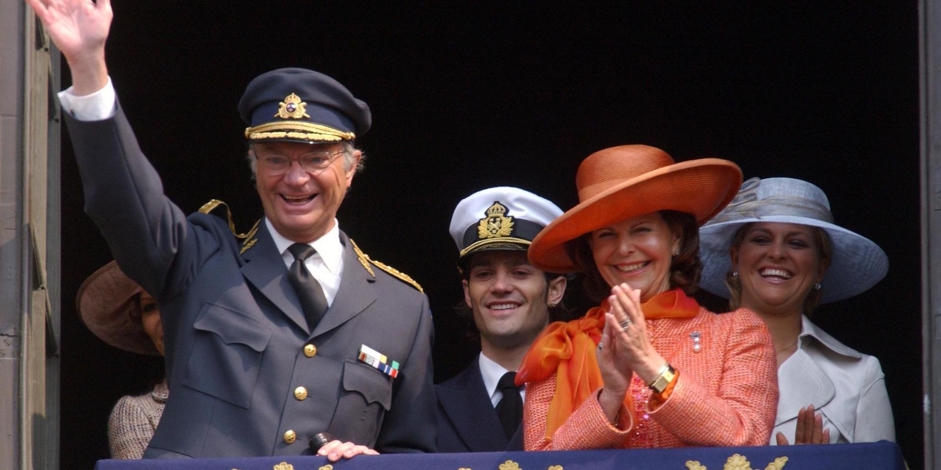 Ännu en jämn födelsedag. Kungen vinkar från slottsbalkongen tillsammans med kronprinsessan Victoria, prins Carl Philip, drottning Silvia och prinsessan Madeleine under den traditionsenliga vaktavlösningen på kungens 60-årsdag 2006.