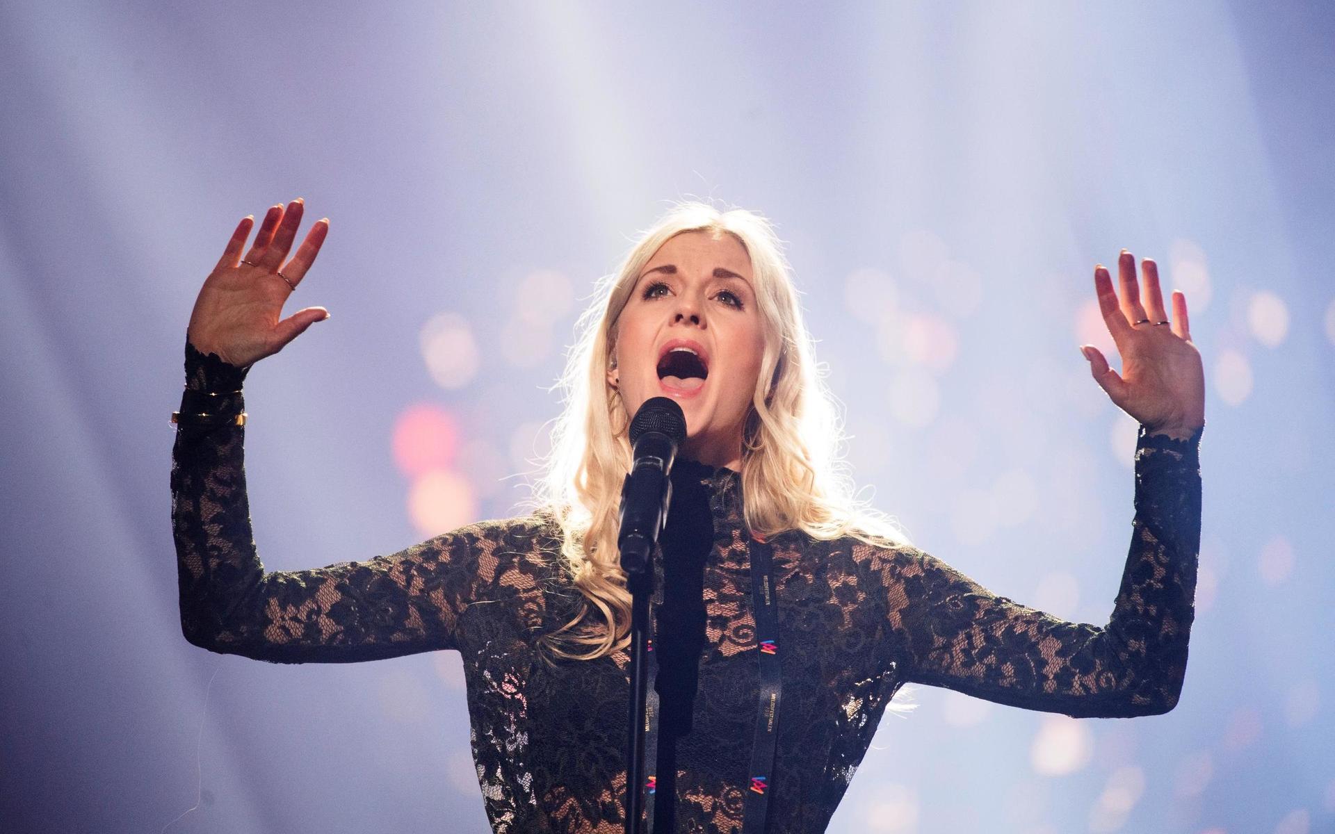 Emmi Christensson, uppvuxen i Vessigebro utanför Falkenberg, deltog i Melodifestivalen 2018, med låten ”Icarus”. 