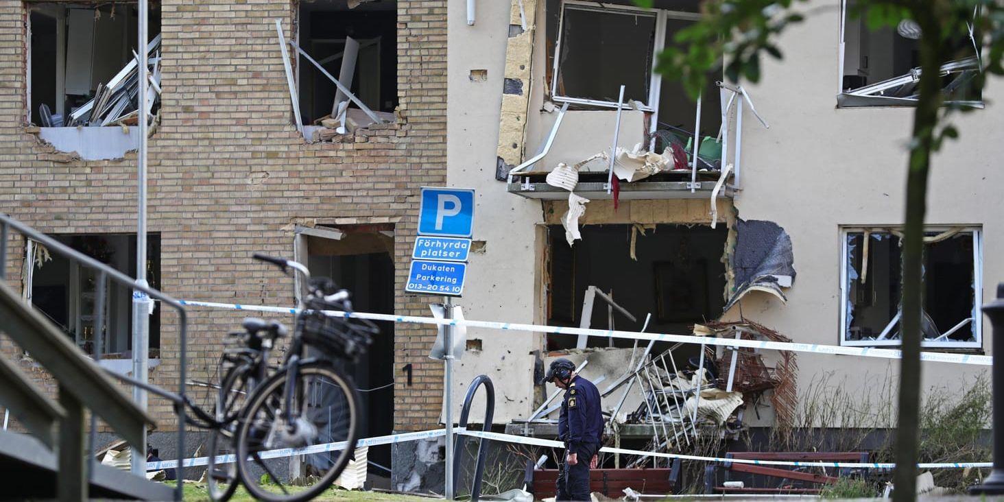 Polisens tekniker på plats intill byggnaden på kvällen efter den kraftiga explosionen. Ett hundratal lägenheter fick skador på fönster och balkonger.