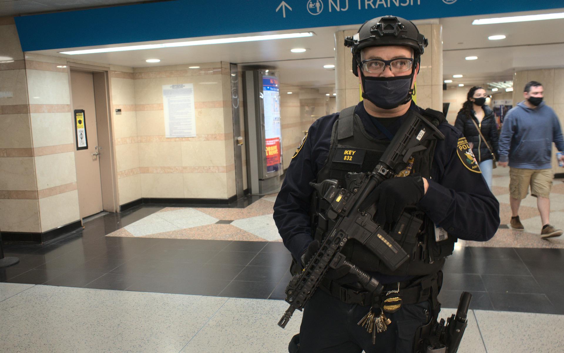 Beväpnad militär bevakar tågstationen Penn Station i samband med skottlossningen på en tunnelbanestation i Brooklyn.