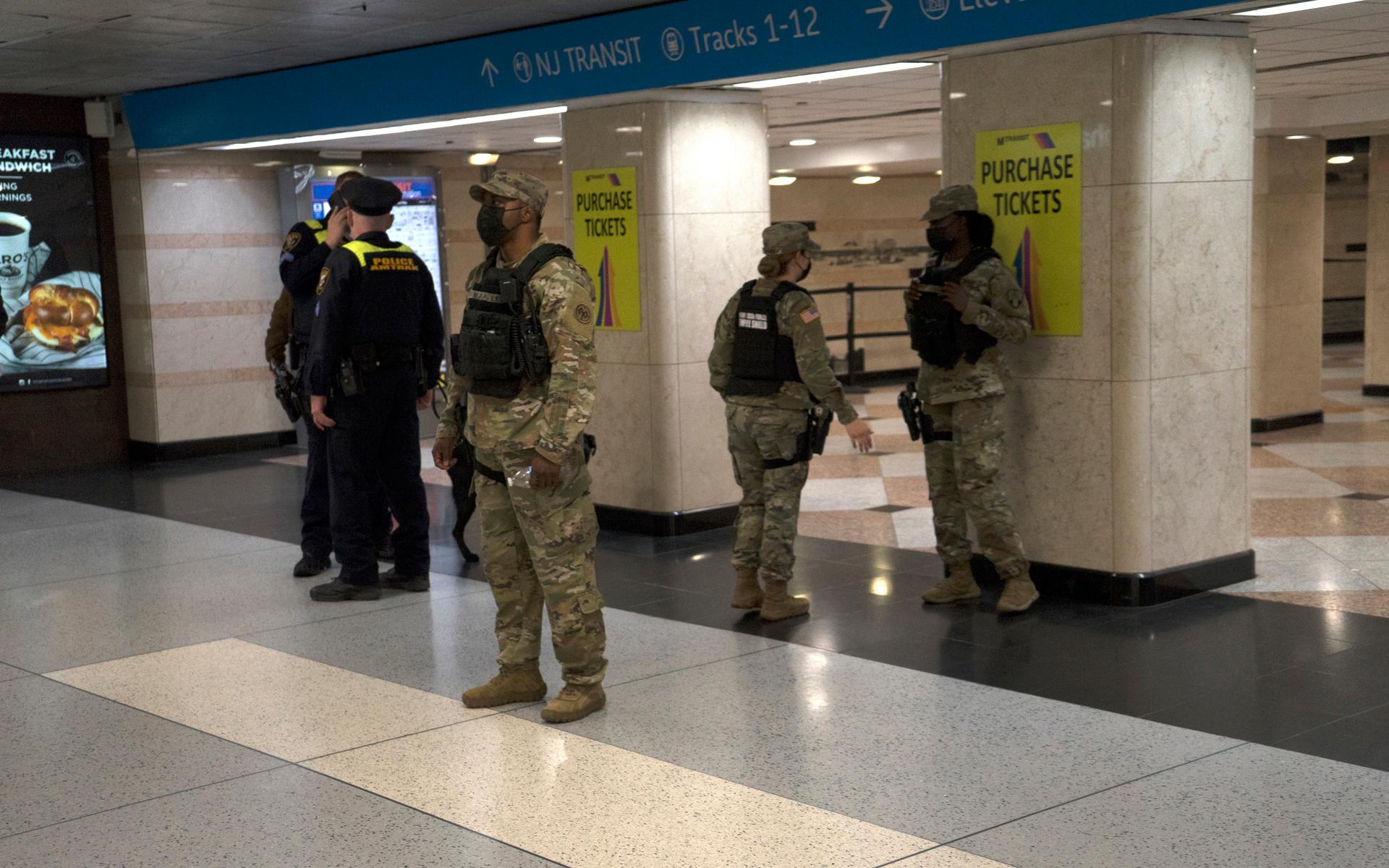 Beväpnad militär bevakar tågstationen Penn Station i samband med skottlossningen på en tunnelbanestation i Brooklyn.