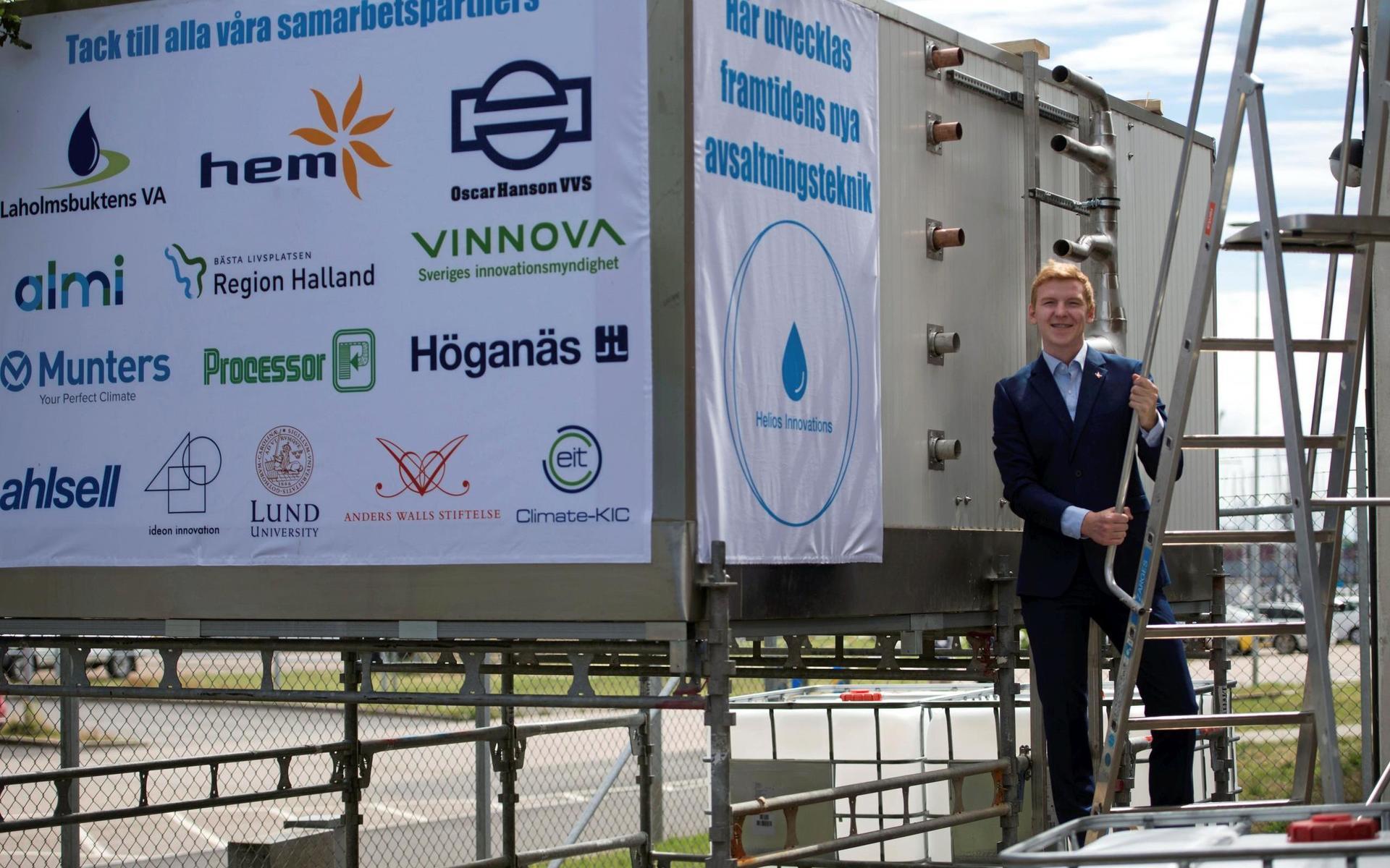 Jonathan Persson bredvid pilotanläggningen som potentiellt kan rena 50 000 liter havsvatten per dygn med hjälp av restvärme från industrin.