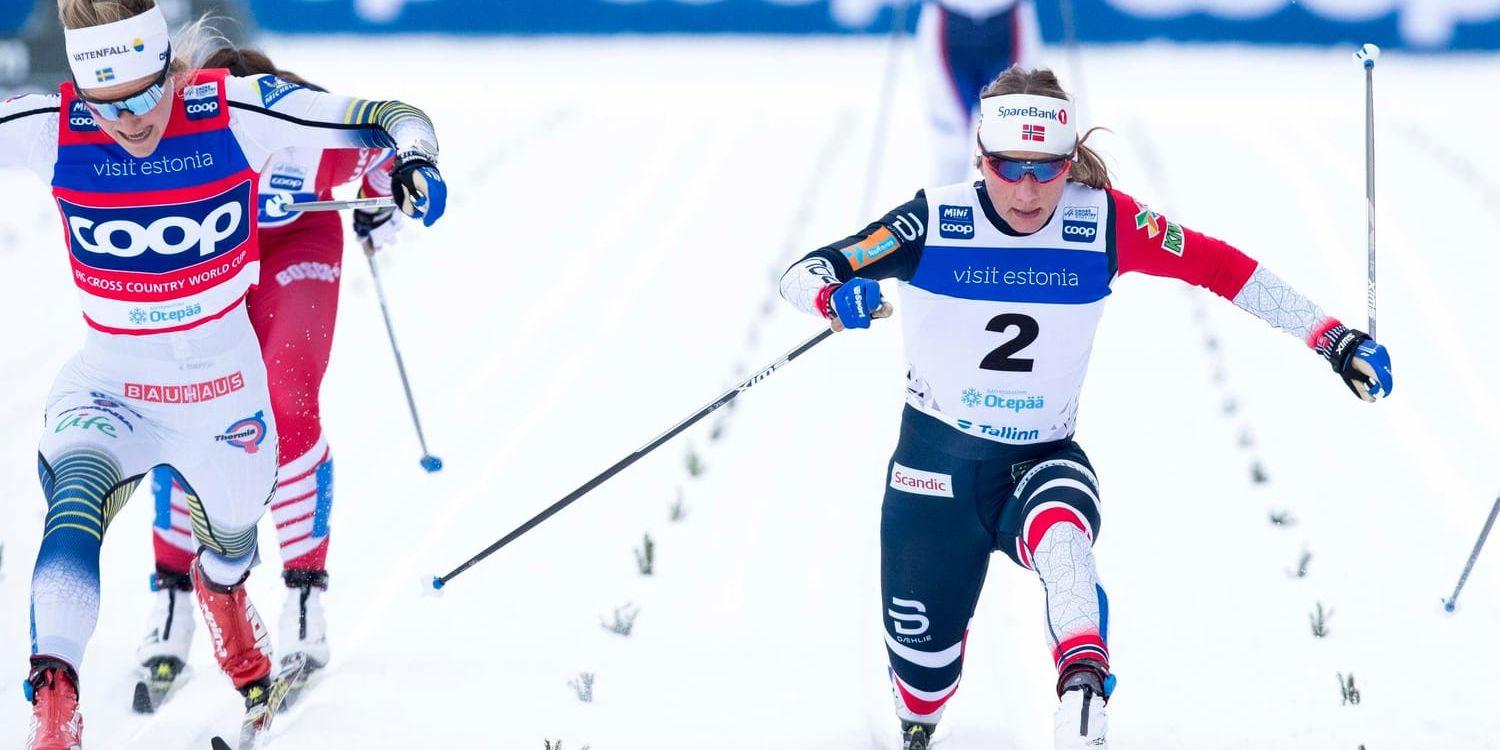 Stina Nilssons fällning över mållinjen i Otepää (Nilsson till vänster) kan fortfarande göra att hon missar VM. Men hoppet om att hon ska kunna delta har ökat rejält. Arkivbild.