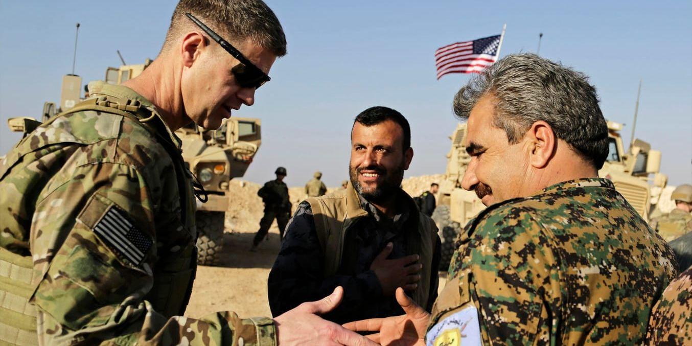 Den amerikanske generalmajoren Jamie Jarrord (till vänster) och SDF-befälhavaren Muhammad Abu Adil i norra Syrien. Arkivbild.