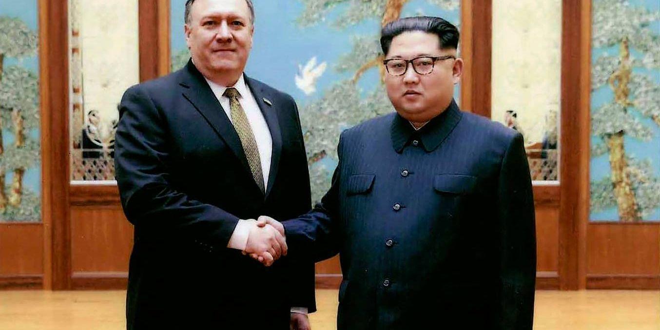 Dåvarande CIA-chefen Mike Pompeo sakar hand med Kim Jong-Un under ett möte påsken 2018.