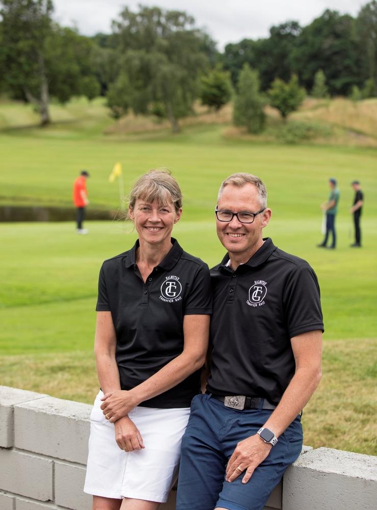 Äkta makarna Ola Hidgård och Malin Hidgård är nya ägare till golfbanan i Tönnersjö, som tidigare drevs av Ola Hidgårds föräldrar. Banan omfattar 18 hål plus en pay and play-bana med nio hål.