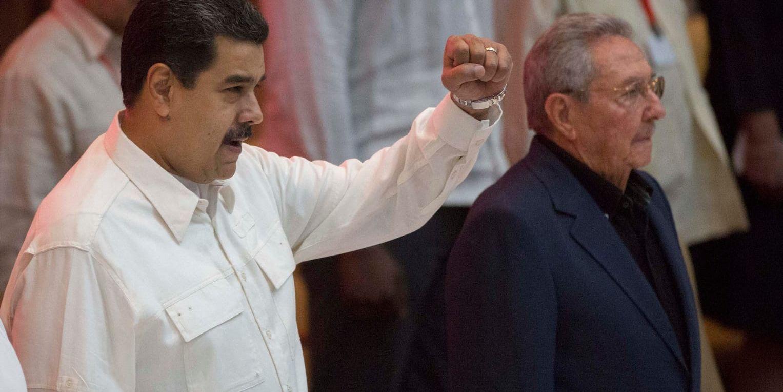 President Nicolás Maduro, här tillsammans med Kubas president Raúl Castro. Arkivbild.