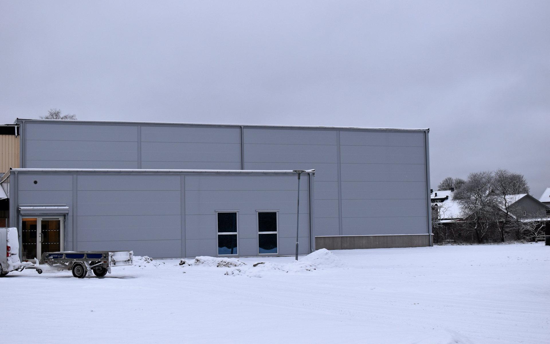 Den nya padelhallen har byggs på intill den befintliga idrottshallen i Unnaryd.