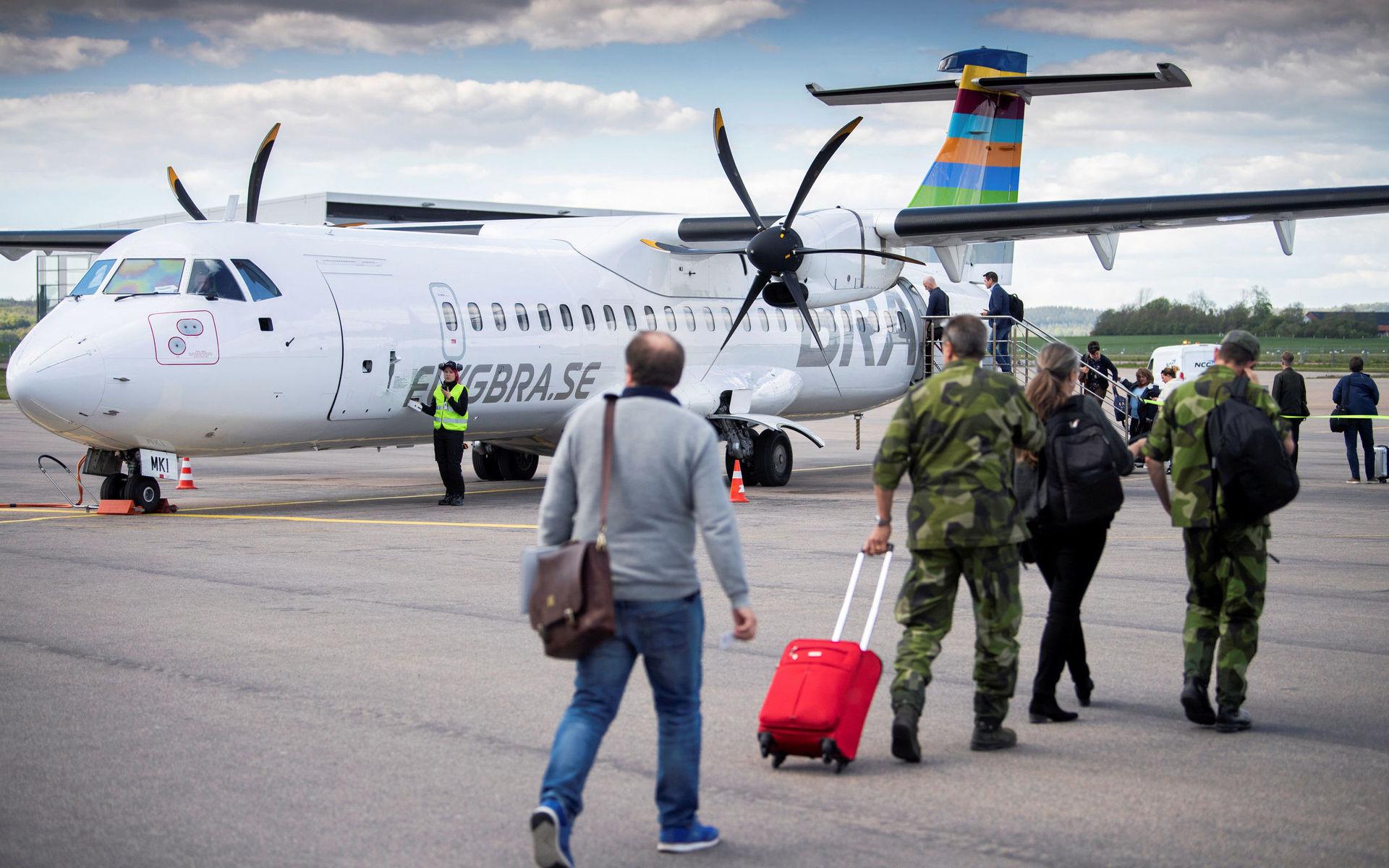 Många försvarsanställda använder flyget till och från Halmstad, och Lv 6 och Militärhögskolan är även direkt beroende av flygplatsen för sin verksamhet. 