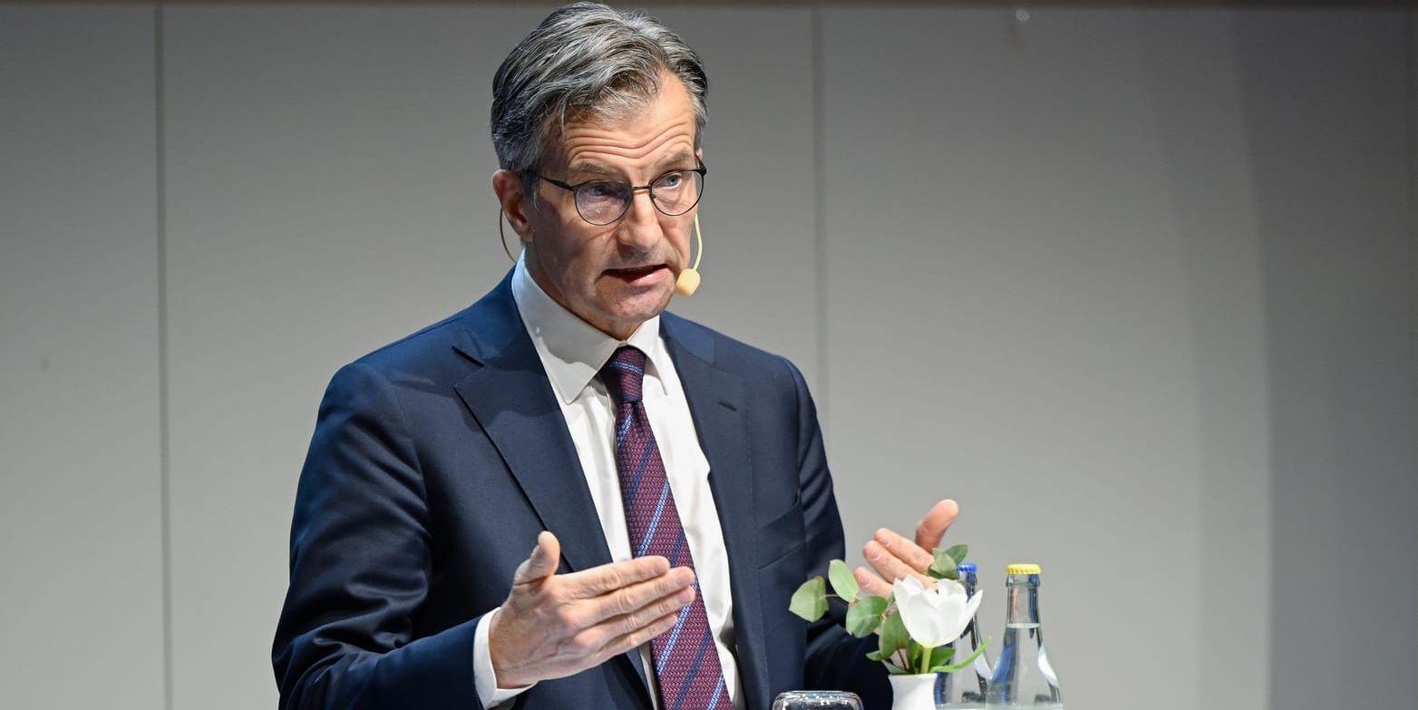 Obeveklig. Riksbankchef Erik Thedéen vill höja räntan även om risken är stor för att många människor inte kommer att klara de ökade kostnaderna.
