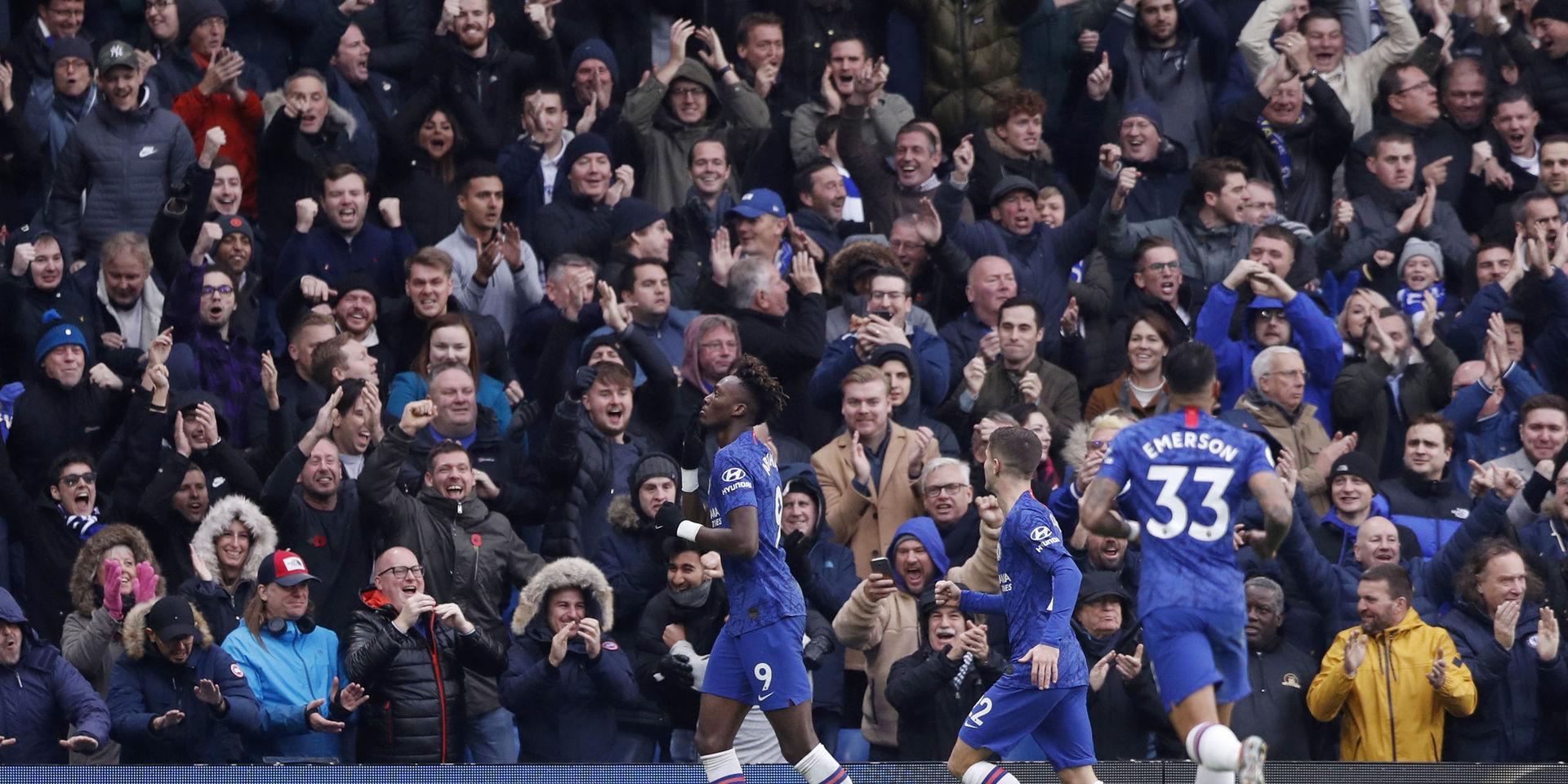 Chelseas Tammy Abraham, till vänster, firar med lagkamraterna efter sitt 1–0-mål mot Crystal Palace. 