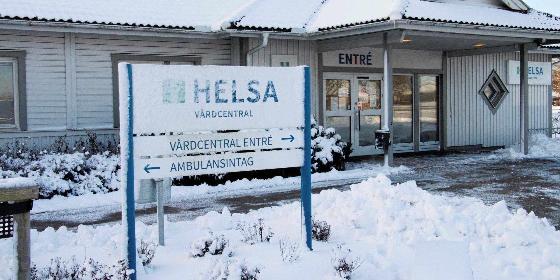 Såväl snön som nedläggningsbeskedet ligger som ett täcke över Helsas vårdcentral på Glänninge. Avtalet säger att Helsa och Regionen har ett år på sig att göra klart avvecklingen, men den kan ske tidigare också.