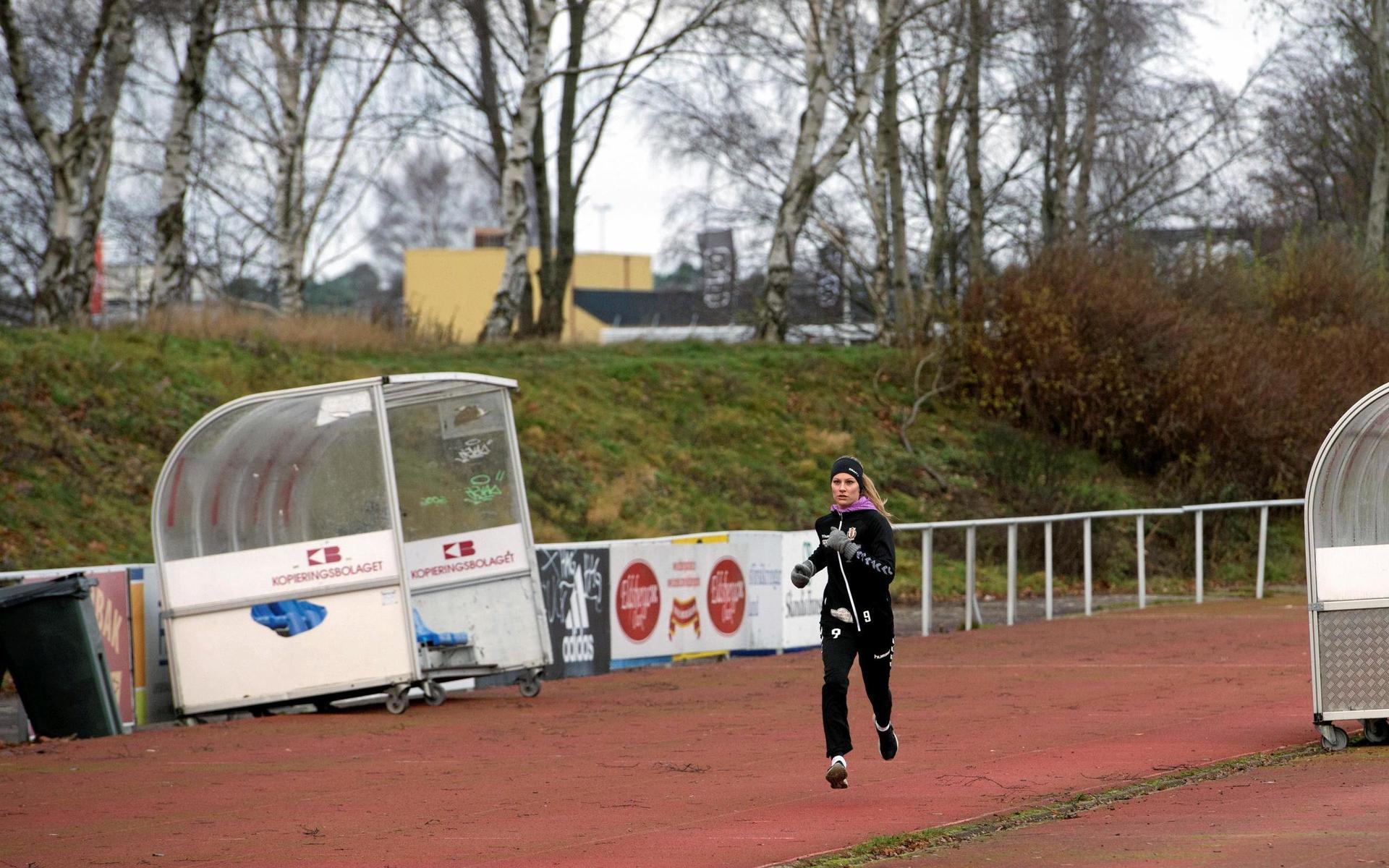 Saknar laget – Drotts kapten Johanna Birkkjaer Andersson tränar 200-metersintervaller på egen hand i stället för att ladda för match i division 1.
