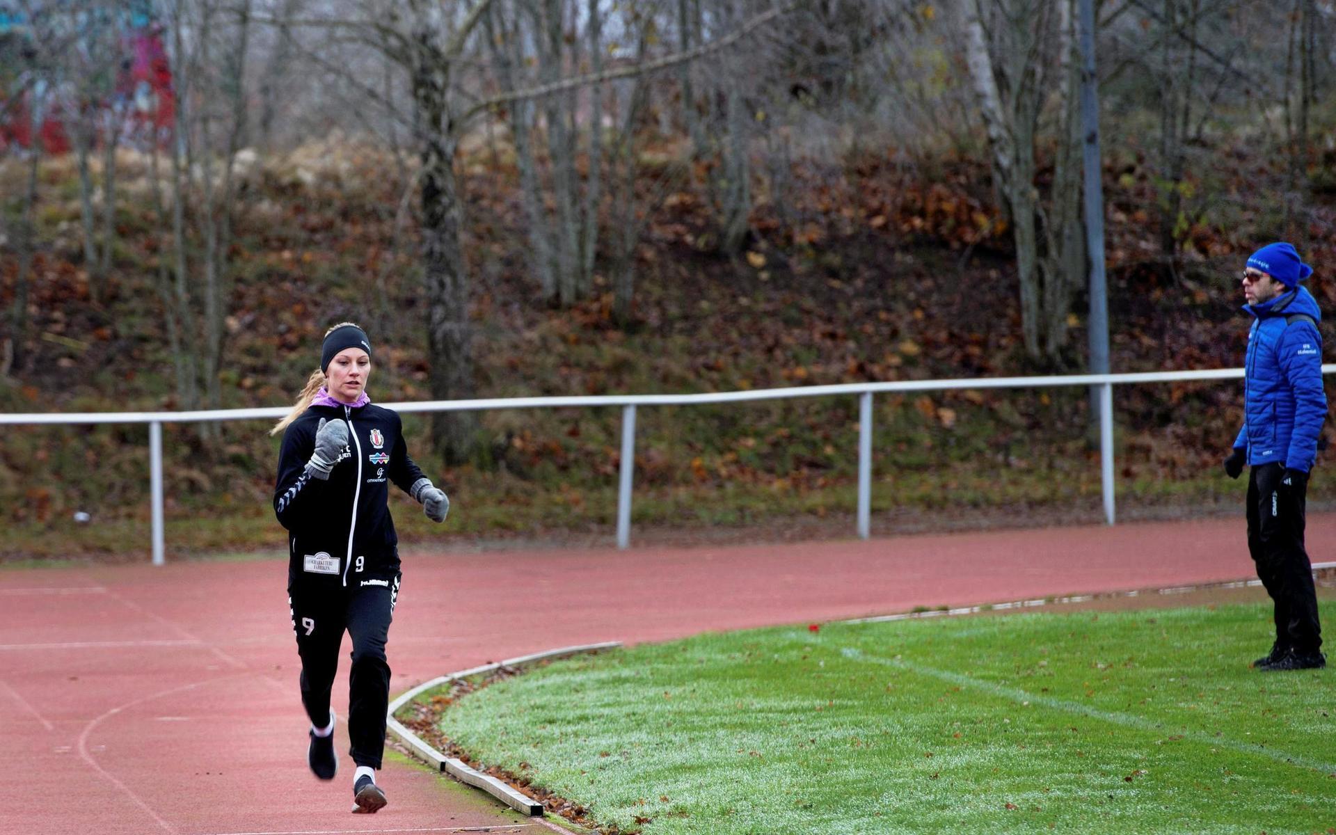 Saknar laget – Drotts kapten Johanna Birkkjaer Andersson tränar 200-metersintervaller på egen hand i stället för att ladda för match i division 1.