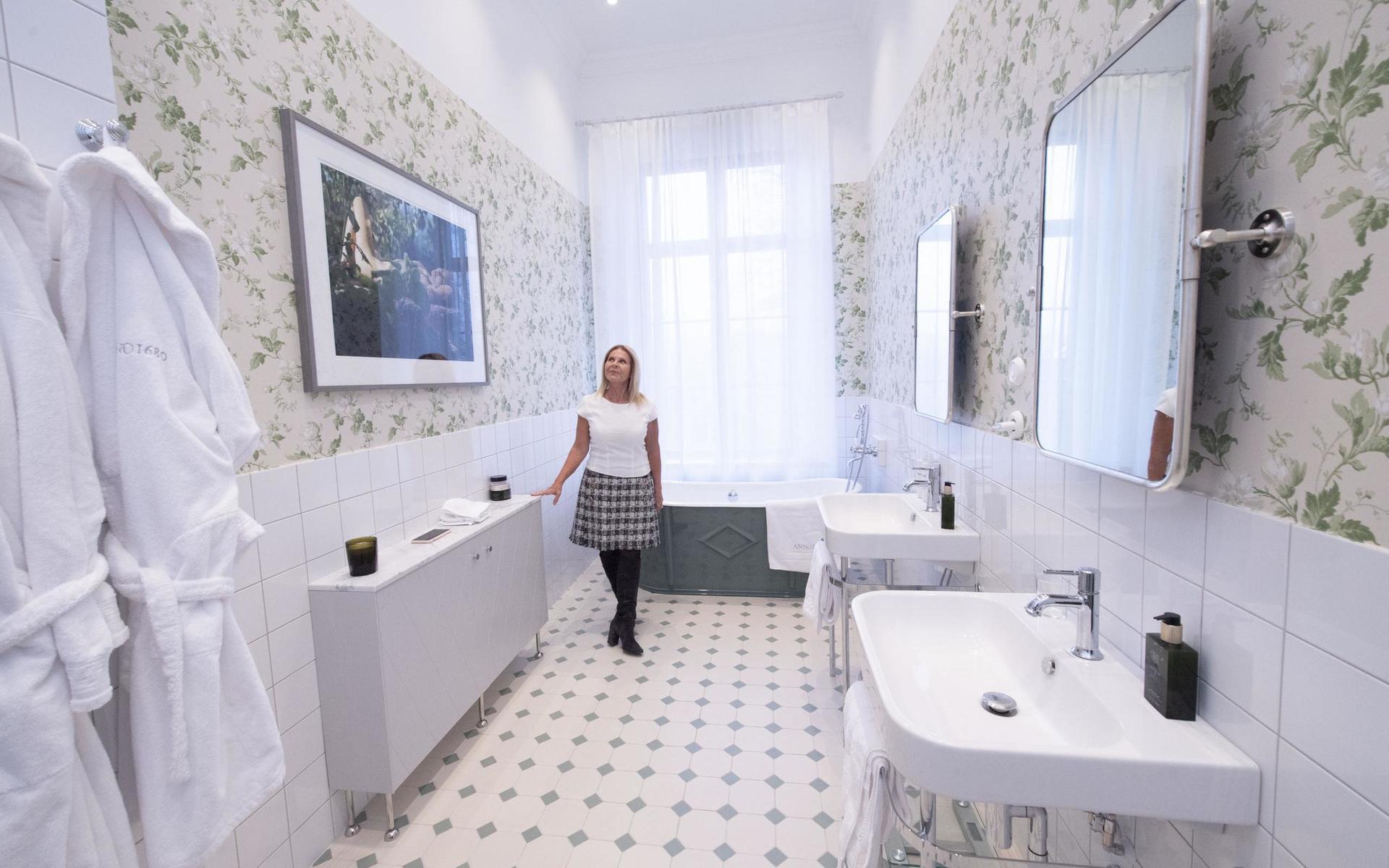 Leija Graf i ett av slottets vackra badrum.