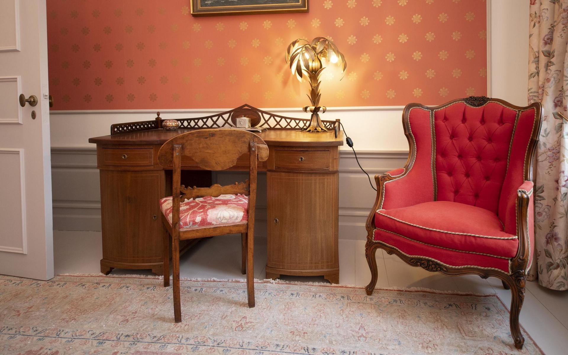 Det röda gästrummet med Fredrik VIII:s skrivbord.