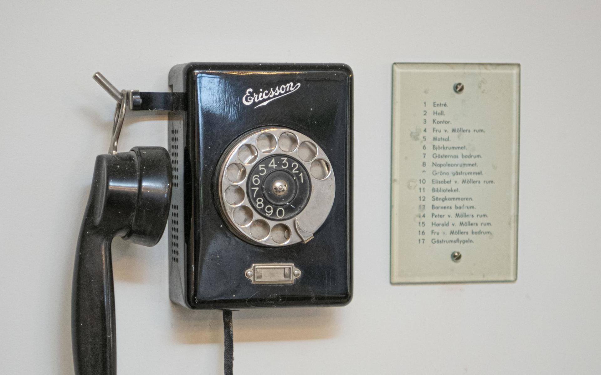 Den gamla telefonen finns kvar i slottsköket.