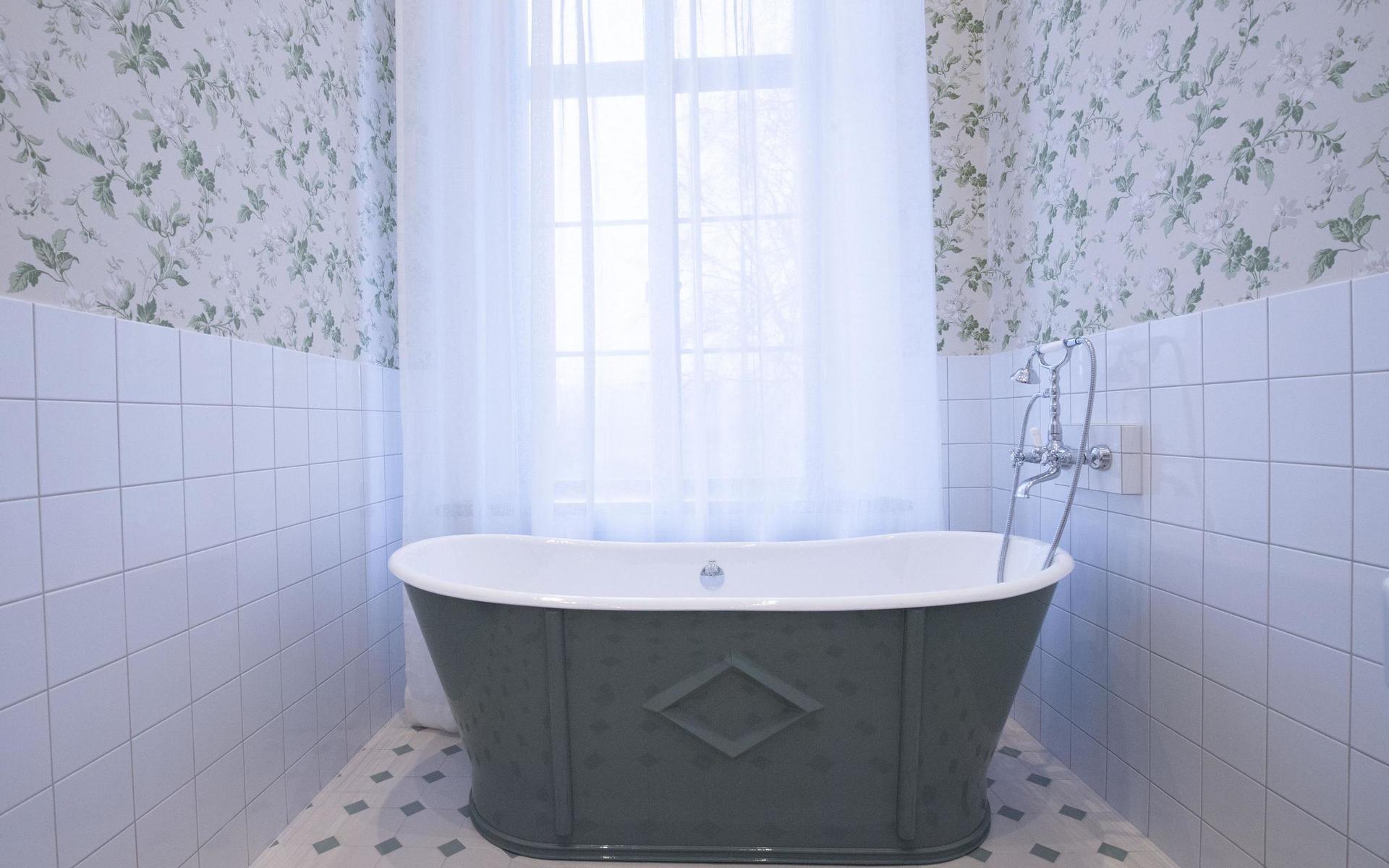 Parets gröna gjutgärnsbadkar som kan hålla vattnet varmt i många timmar.