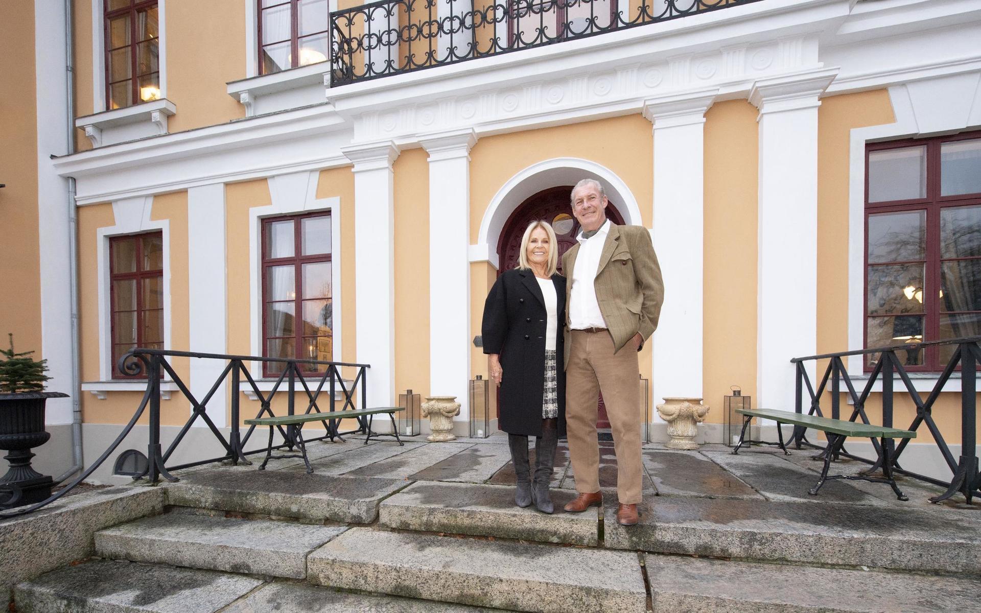 Leija Graf och Åke U:son Hellstedt tar emot på trappan till Skottorps slott.