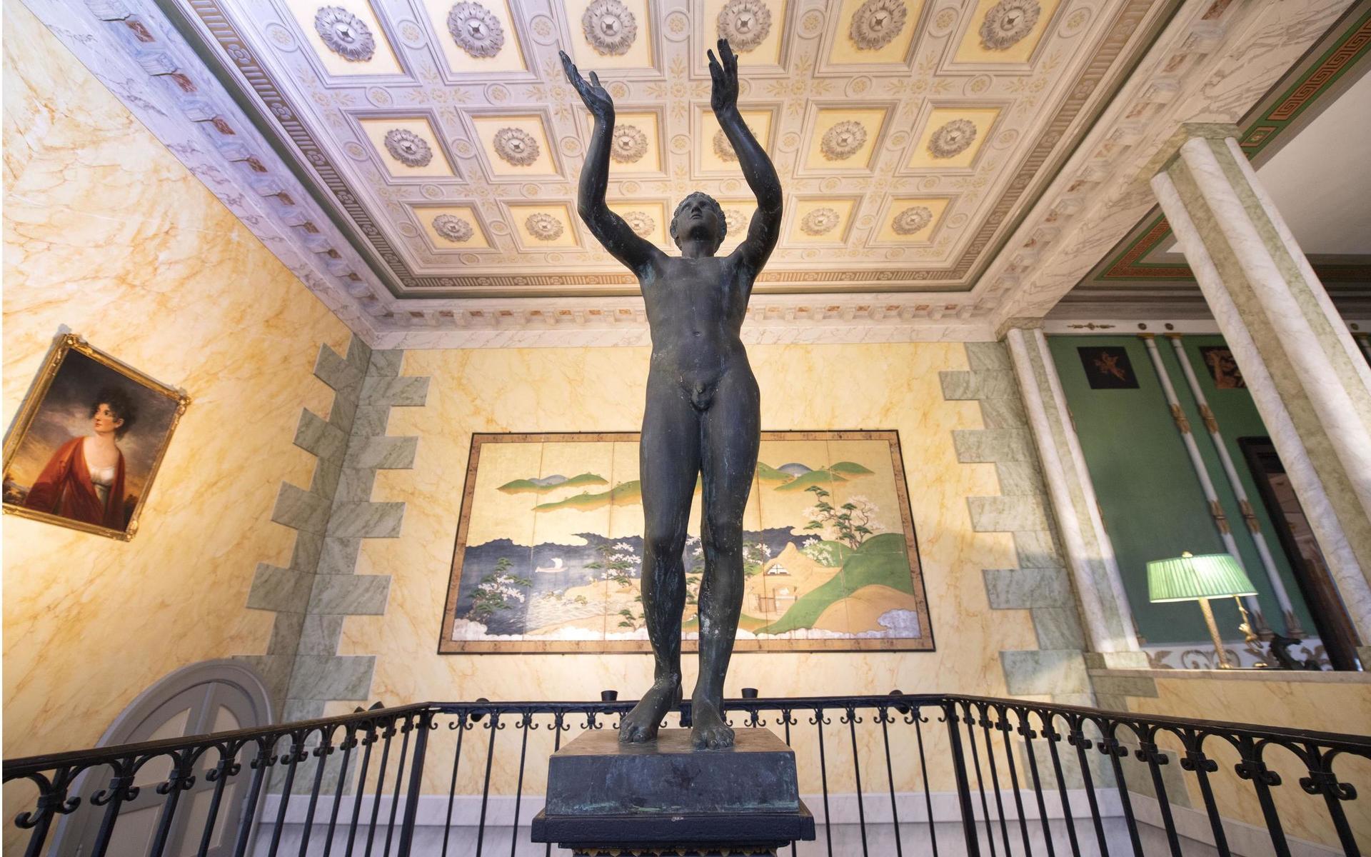 En 1800-talskopia av solsångaren från Rhodos står staty i övre hallen.