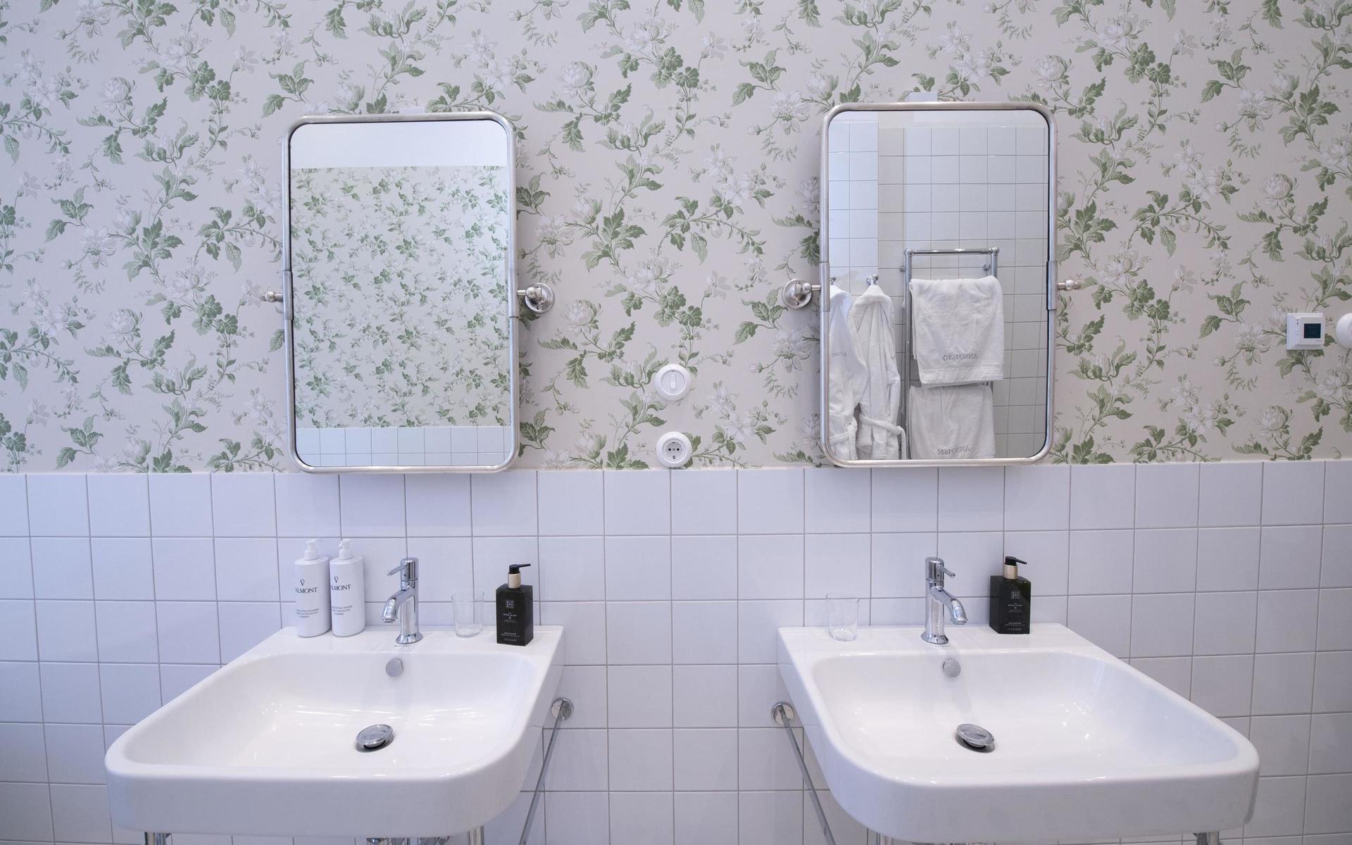Dubbel uppsättning av handfat gör det här badrummet både praktiskt och vackert.