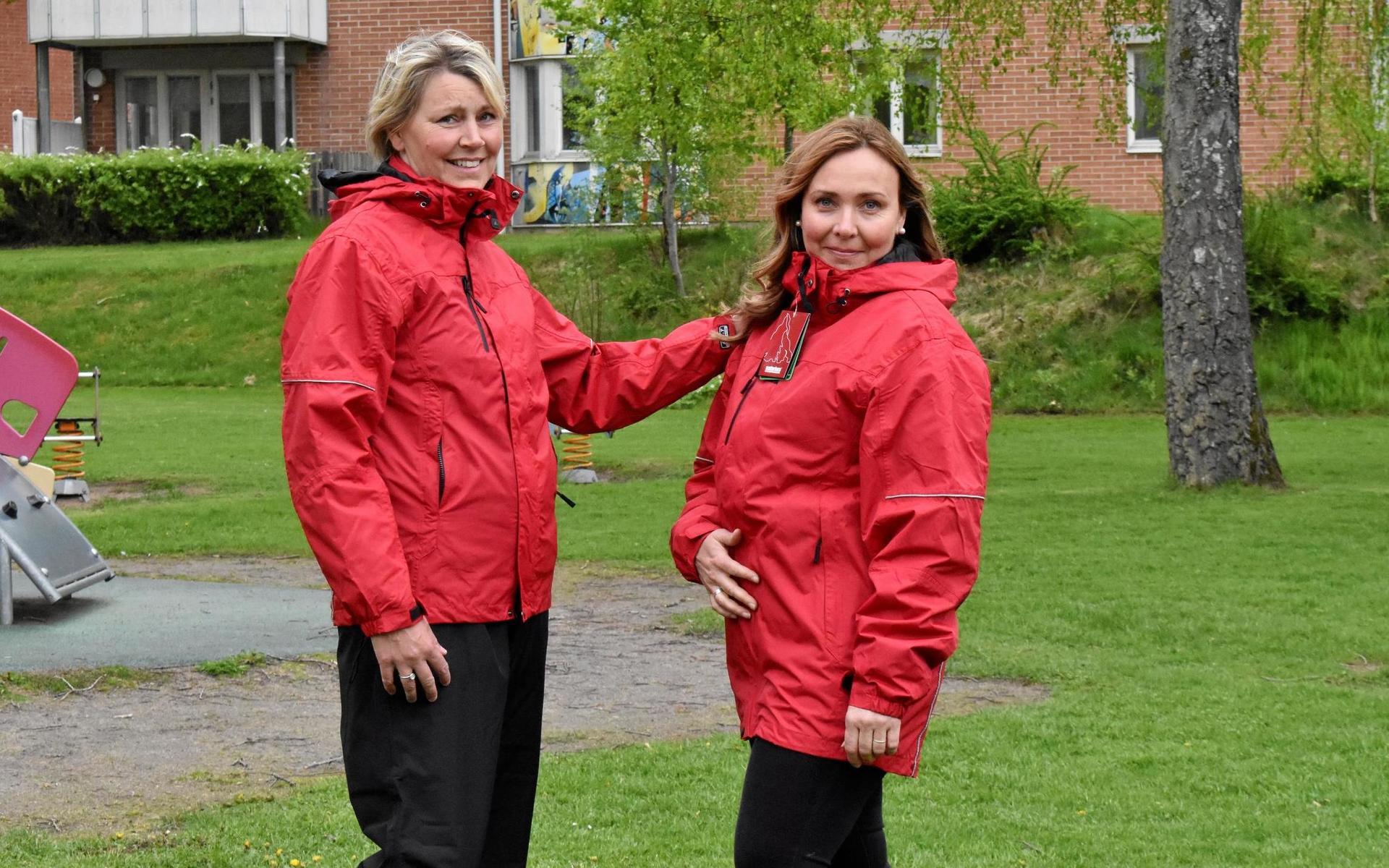 Therese Svensson och Agneta Johansson anställda inom barnomsorgen i Hylte, testar provkollektionen av arbetskläder.