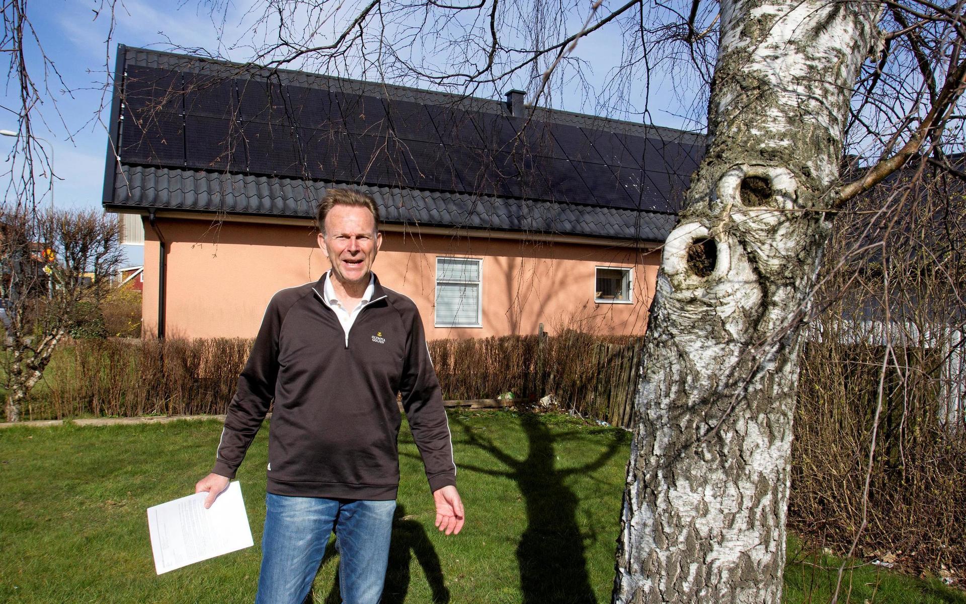Kommunens träd skuggar solcellerna på Lars Pålssons villatak i Vallberga.