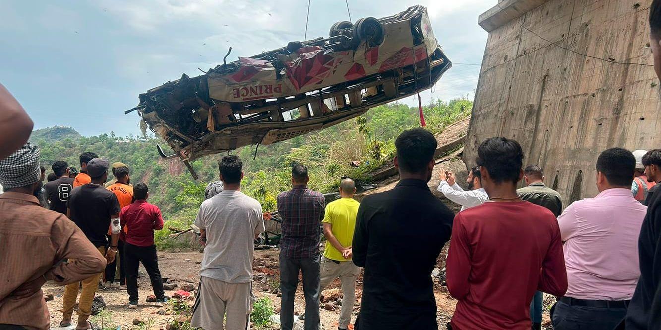 Minst tio personer har dött och 55 har skadats efter att en buss kört ned i en ravin i Himalaya.
