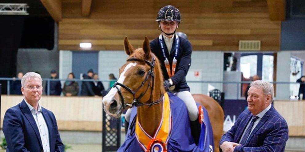 Pernilla Josse från Laholm är färsk nederländsk mästare i 1,35-hoppning på hästen Meyboom’s Miss Pandorra Z.