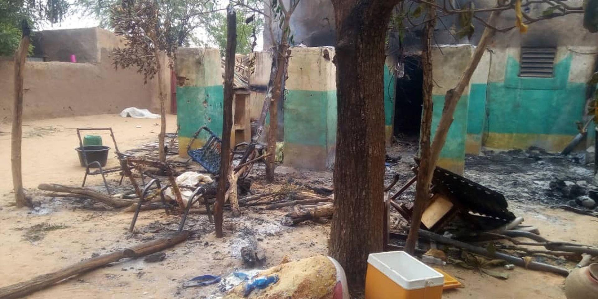 Utbrända hus och förödelser efter en etniskt grundad attack mot byn Ogossogou i Mali i mars. Arkivbild. 