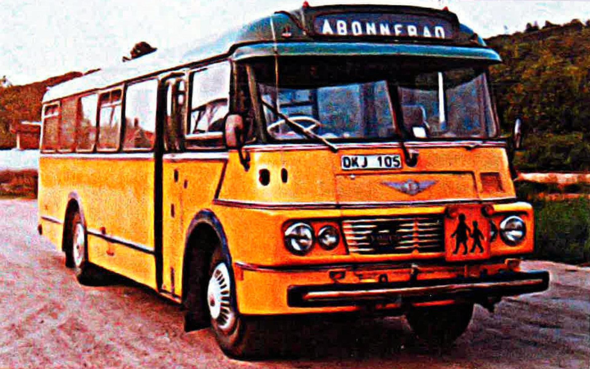 Den sista bussen, DKJ 105, köptes in 1963 och utrustades med två framdörrar, en på vardera sida, för att underlätta körningar till Norge och Danmark där man hade högertrafik medan man i Sverige fortfarande hade vänstertrafik. 