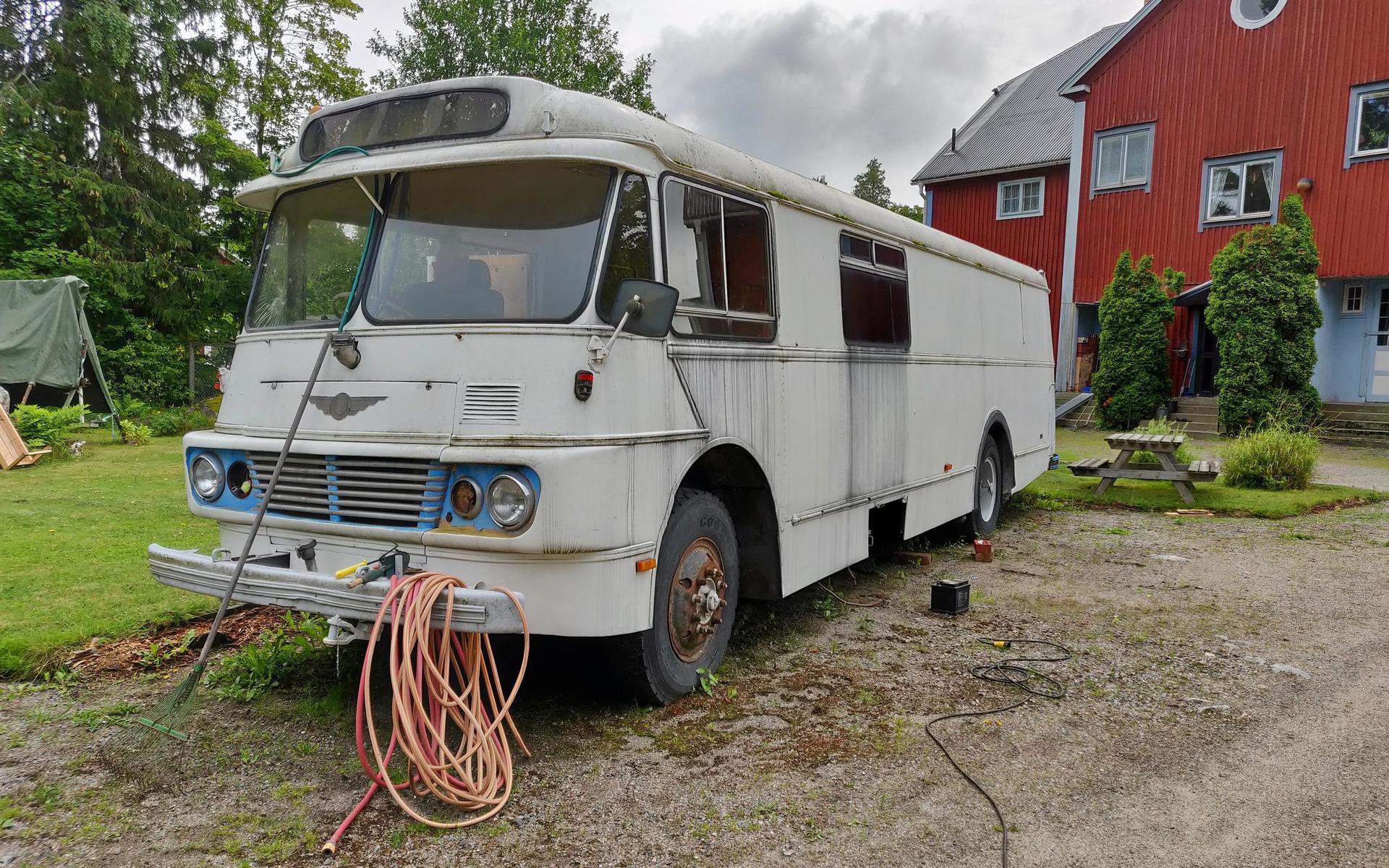 56 år senare har bussen DKJ 105 förlorat all sin glans. Men Bertil hade ändå väldigt gärna tagit den med sig hem. Men kostnaden för frakten från Ljusne till Halmstad blev för hög.
