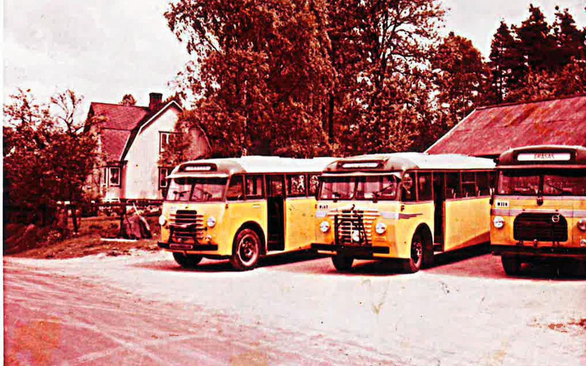 Efter kriget utökade bröderna Andersson antalet bussar. Som mest hade åkeriet fyra bussar.