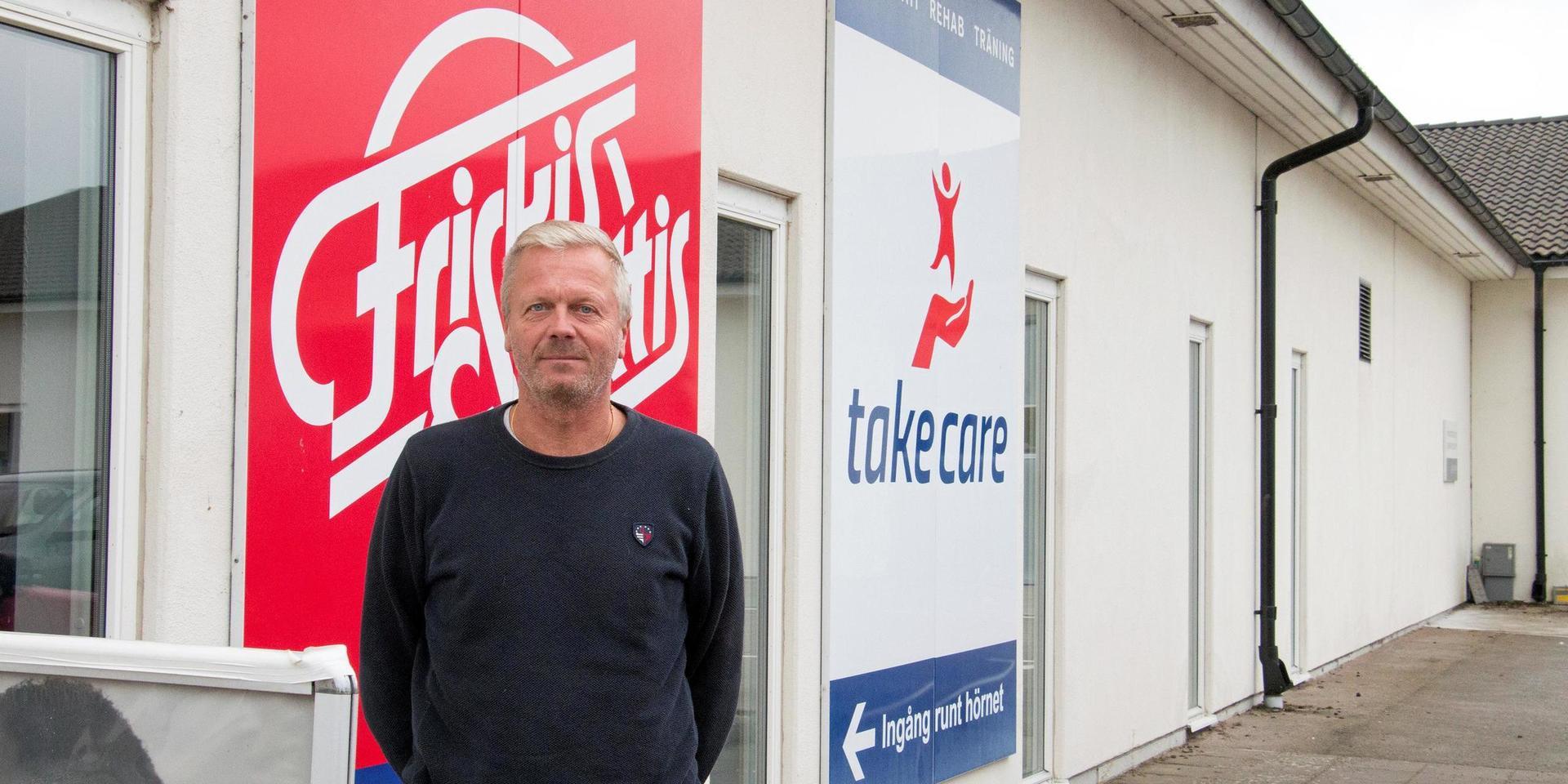 Ulf Oscarsson äger Vattenfabriken på Nyby industriområde, där Friskis &amp; Svettis och Take Care har sina lokaler. Frågan om träningsverksamheterna får vara kvar ligger hos politikerna och är fortfarande obesvarad.
