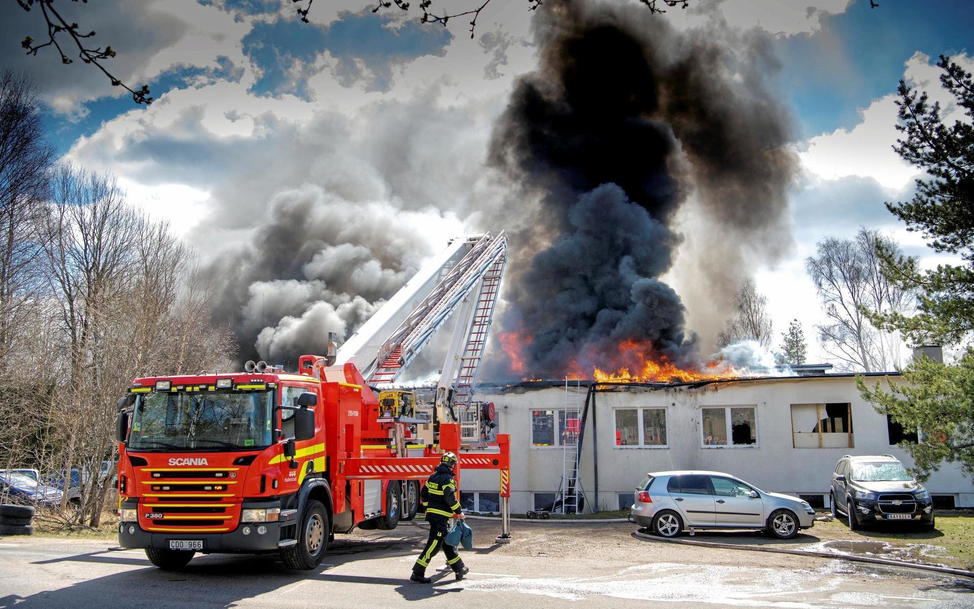 Bilverkstaden, som förstördes i söndagens brand i Rydöbruk, hade startat verksamheten utan godkänt bygglov. ”Vi stod i begrepp med att upprätta ett tillsynsärende”, säger Siv Modée, bygg- och miljöchef på Hylte kommun.