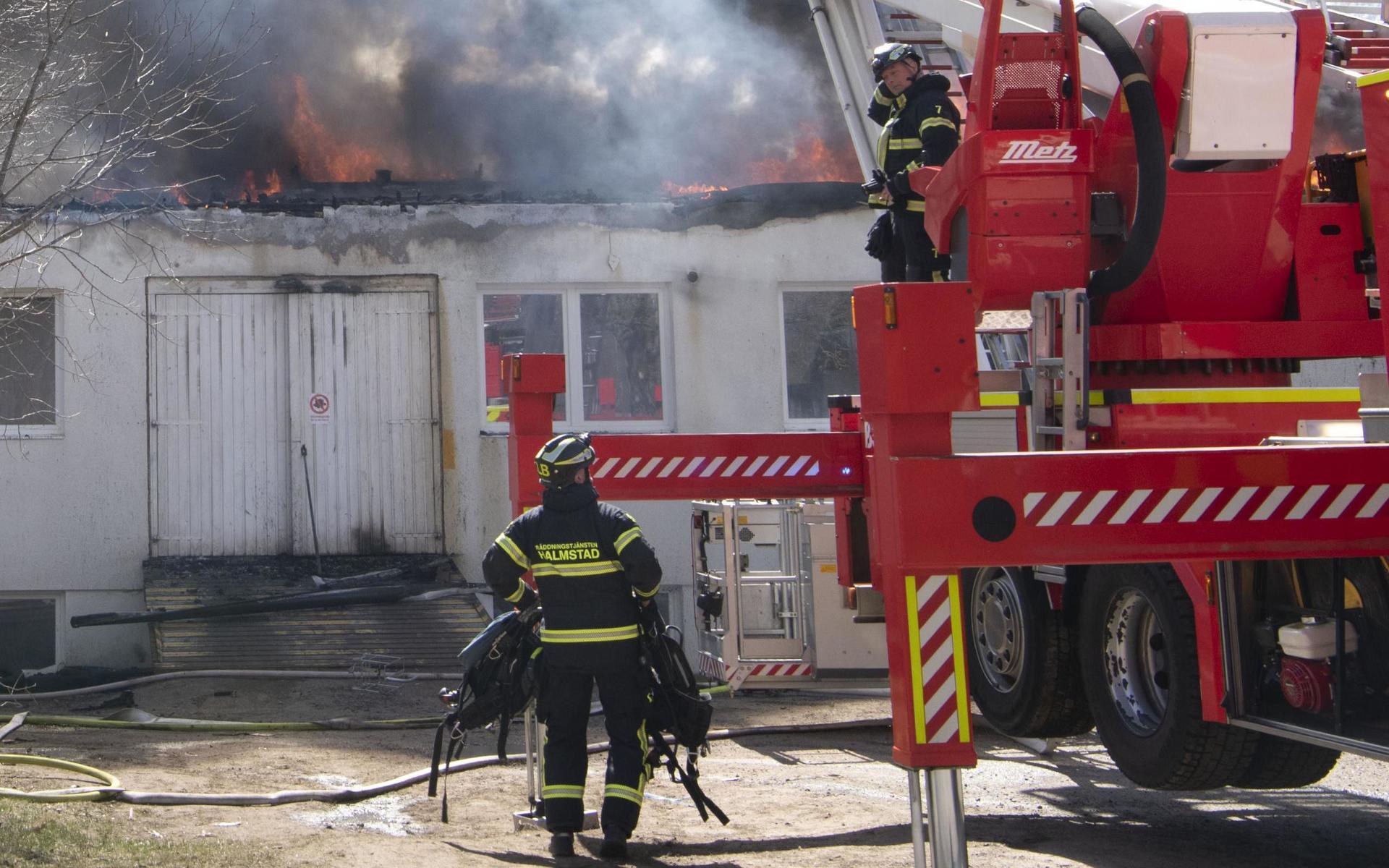 Bilverkstaden, som förstördes i söndagens brand i Rydöbruk, hade startat verksamheten utan godkänt bygglov. 