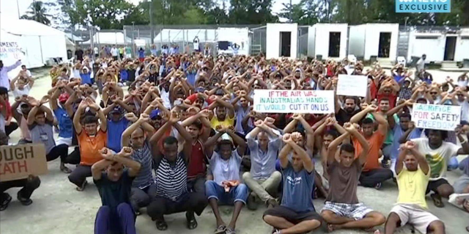 Asylsökare under en protest i tisdags mot beslutet att stänga det läger där de är inhysta på ön Manus i Papua Nya Guinea.