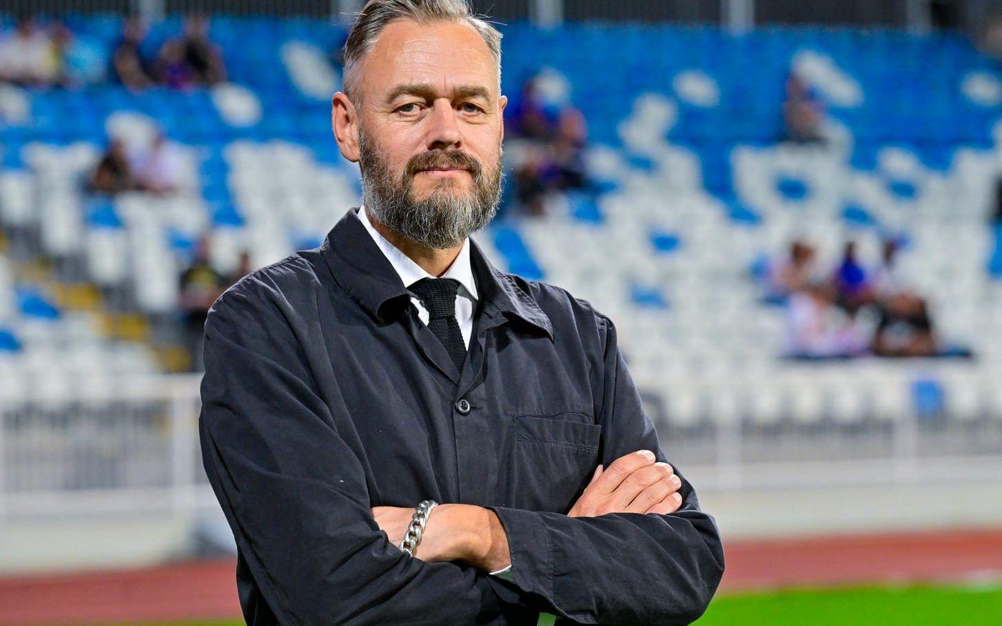 Fotbollsjournalisten Olof Lundh säger att fotbollen har valt sin väg – pengarna är viktigare än att folk har råd att se matcherna på tv. 