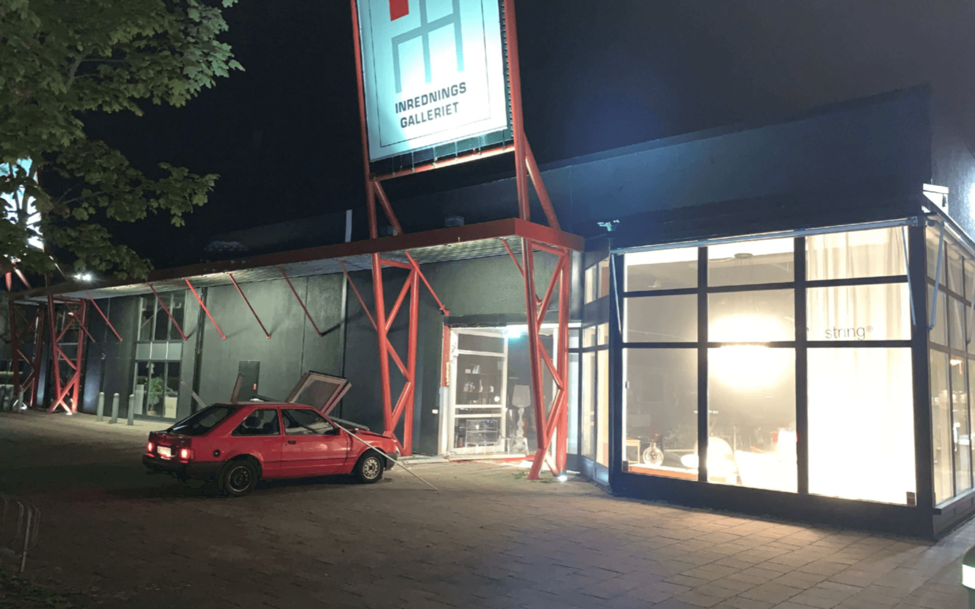 Vid inbrottet i möbelbutiken i Helsingborg kördes en bil in i entrén. Maskerade män tog sig sedan in i lokalerna och bar med sig möbler ut.