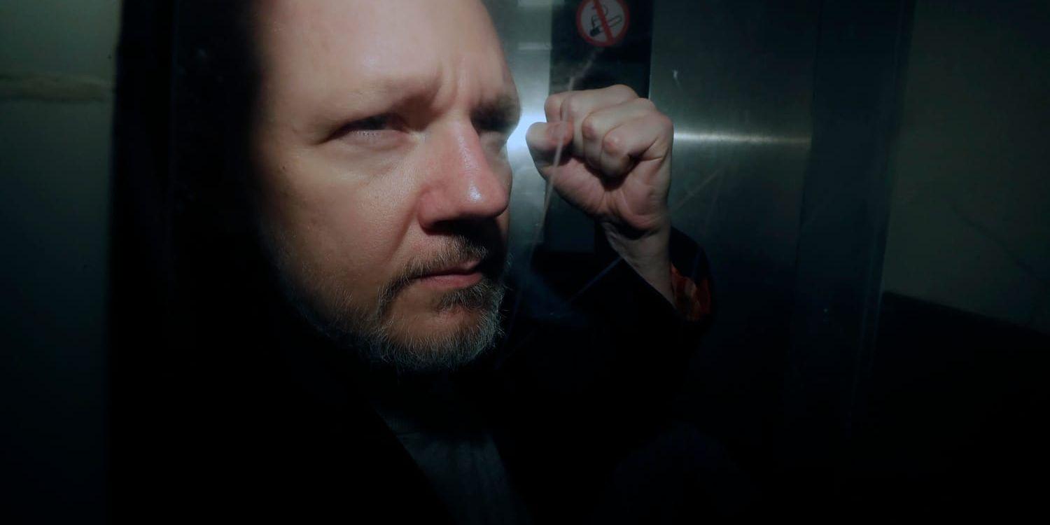 Julian Assange i samband med ett tidigare framträdande i brittisk domstol. I dag hörs han igen.