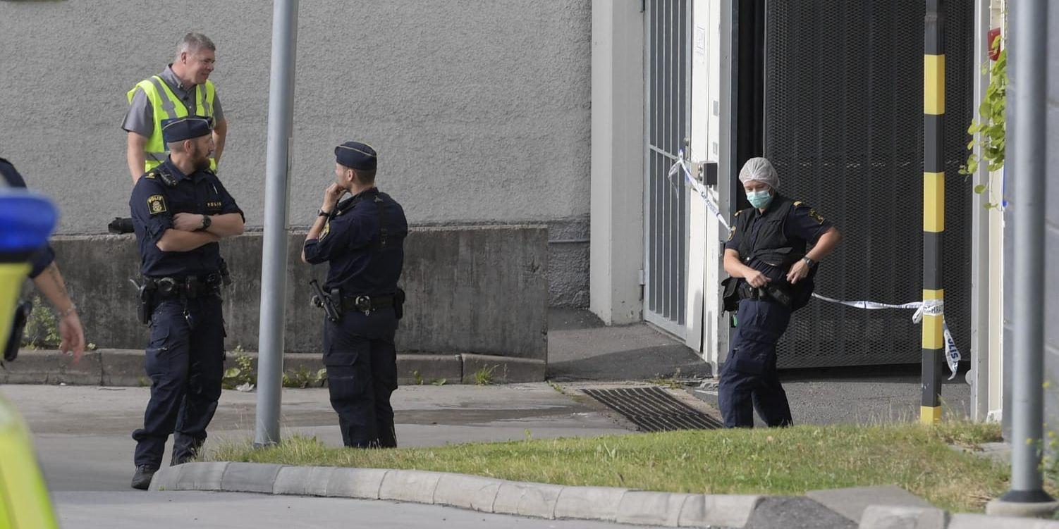 Polis på plats efter dödskjutningen i Östberga i Stockholm förra sommaren.