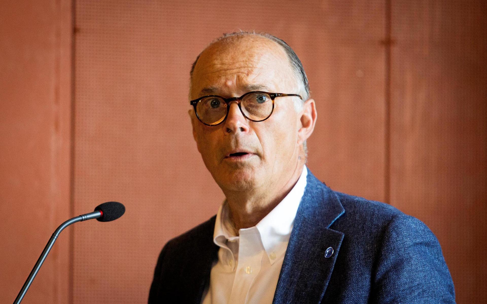 Knut Slettengren (M) i kommunfullmäktiges talarstol.