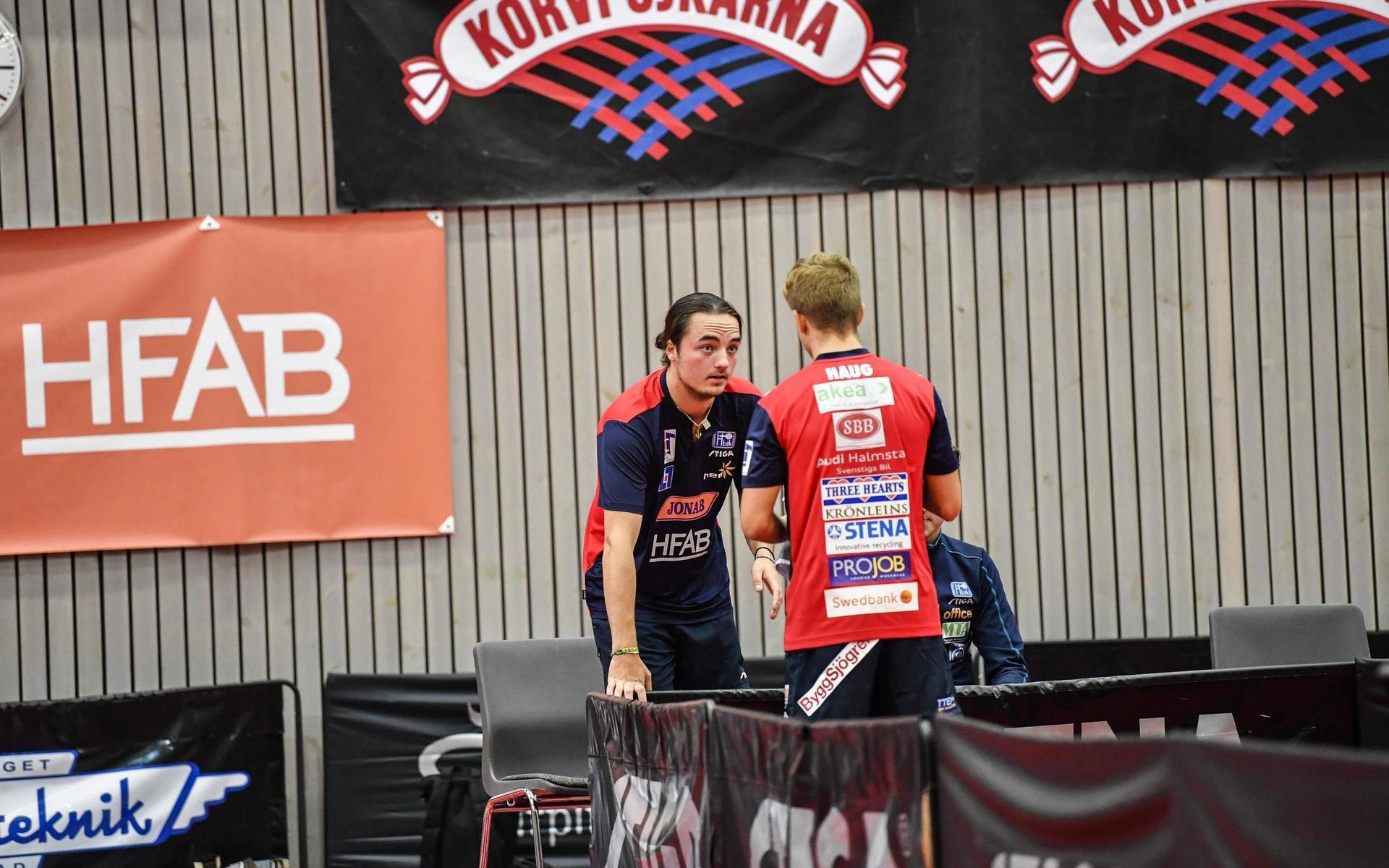 Borgar Haug får instruktioner av tränaren Sebastian Lundahl.