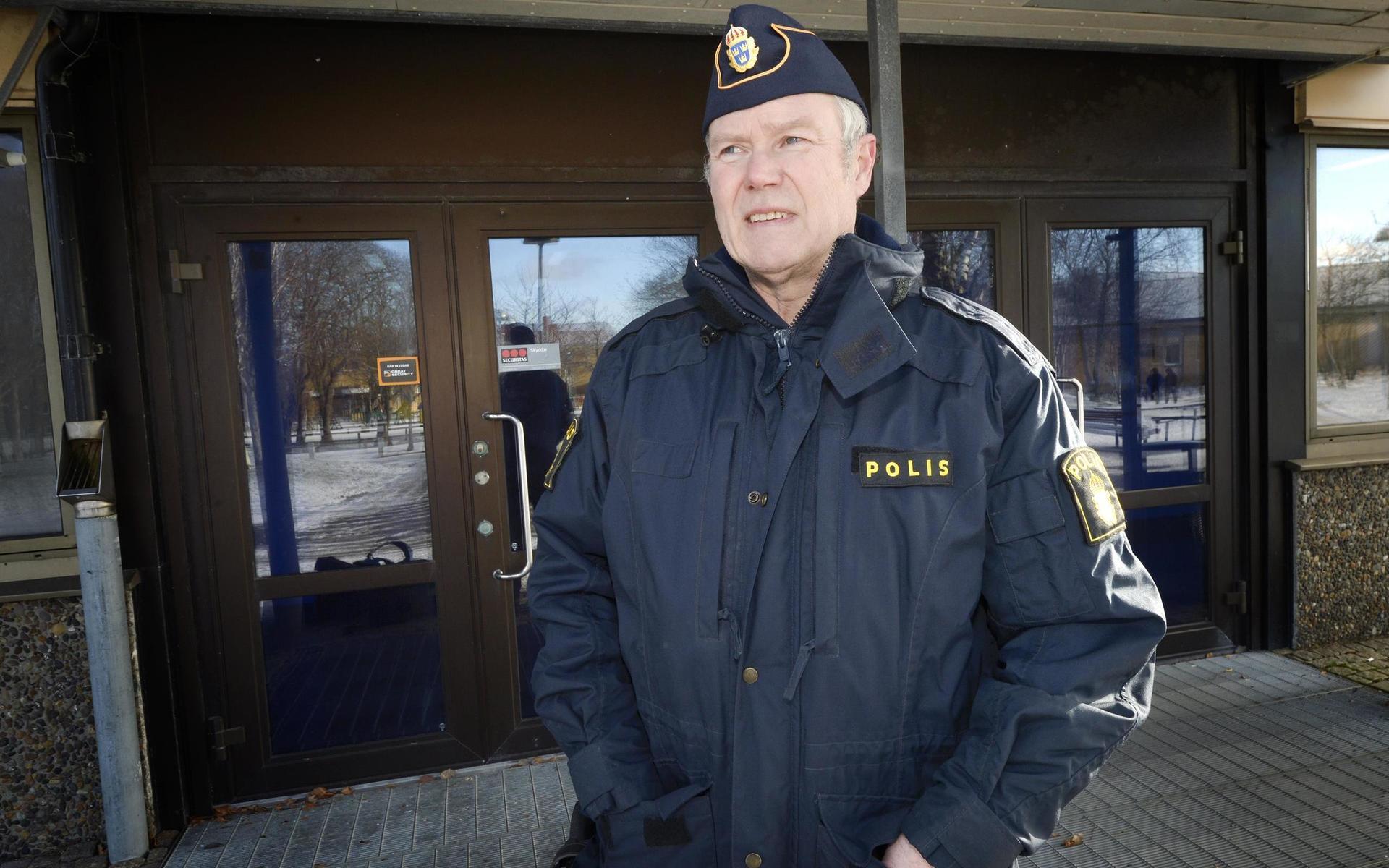 Anders Wiss, lokalpolisområdeschef i Varberg, bekräftar att polisen hittat mer än en molotovcocktail i anslutning till skolan.