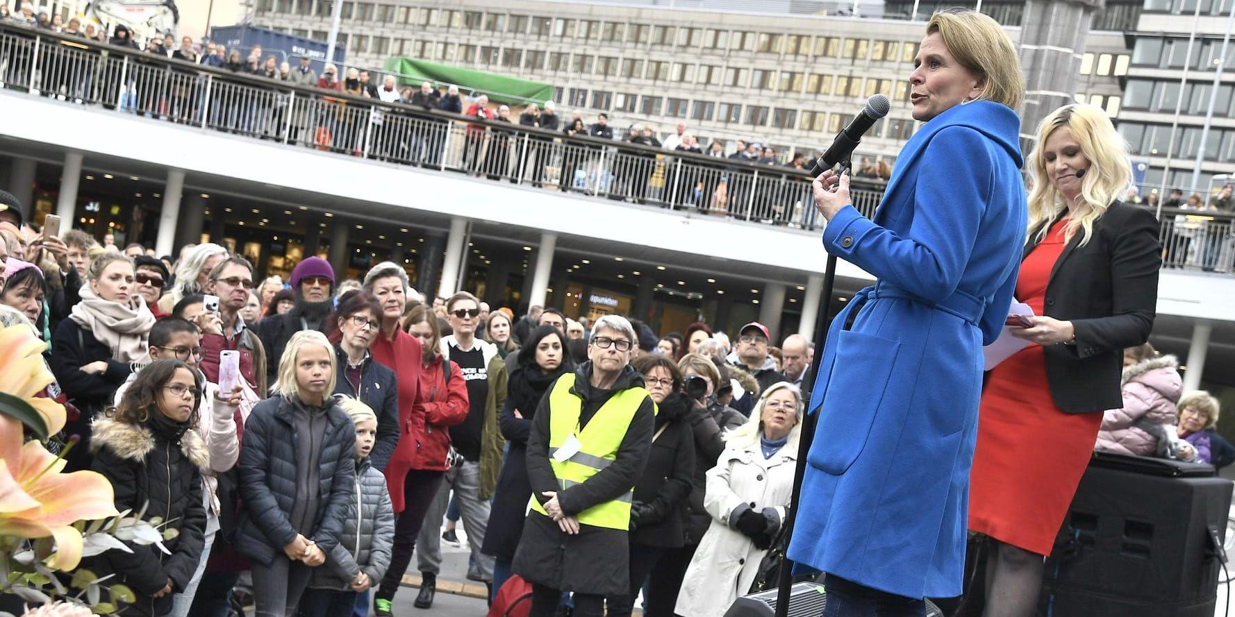 Jämställdhetsministern Åsa Regnér (S) och arbetsmarknadsminister Ylva Johansson (S) (ej med på bilden) har bjudit in arbetsmarknadens sex centrala parter till ett möte i december för att diskutera sexuella trakasserier i arbetslivet.