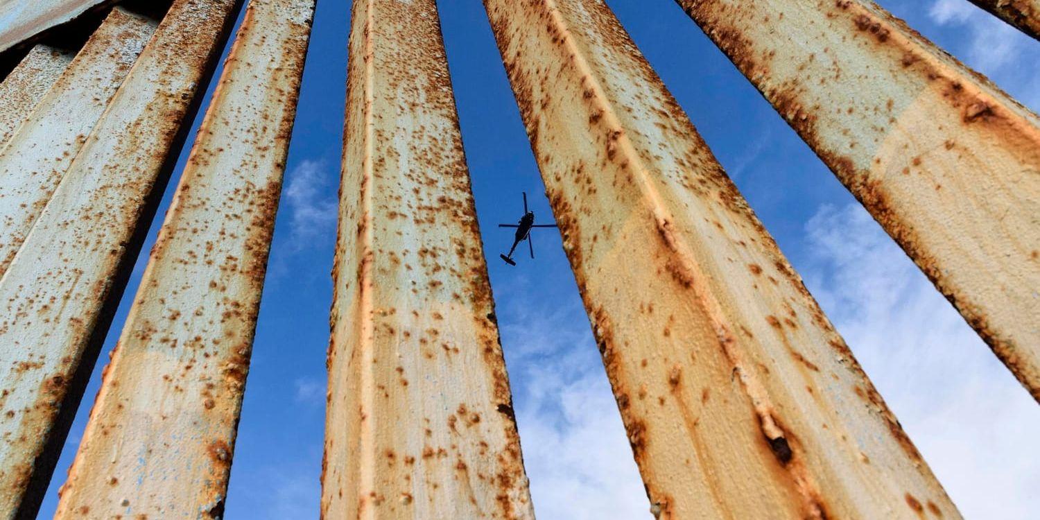 Amerikansk helikopter patrullerar gränsen mot Mexico. Det är presidentens strid om ett murbygge här som lett till den politiska låsning som nu stängt en fjärdedel av USA:s statsapparat.