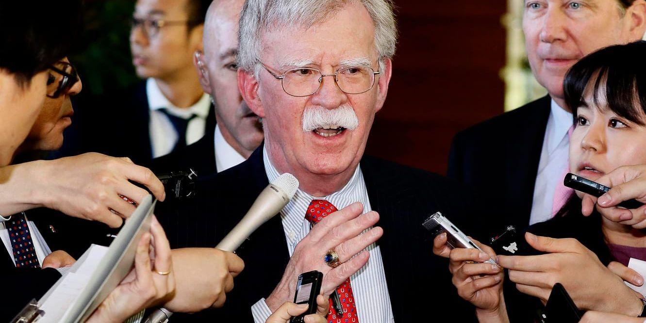 Den amerikanske säkerhetsrådgivaren John Bolton möts av reportrar i fredags.
