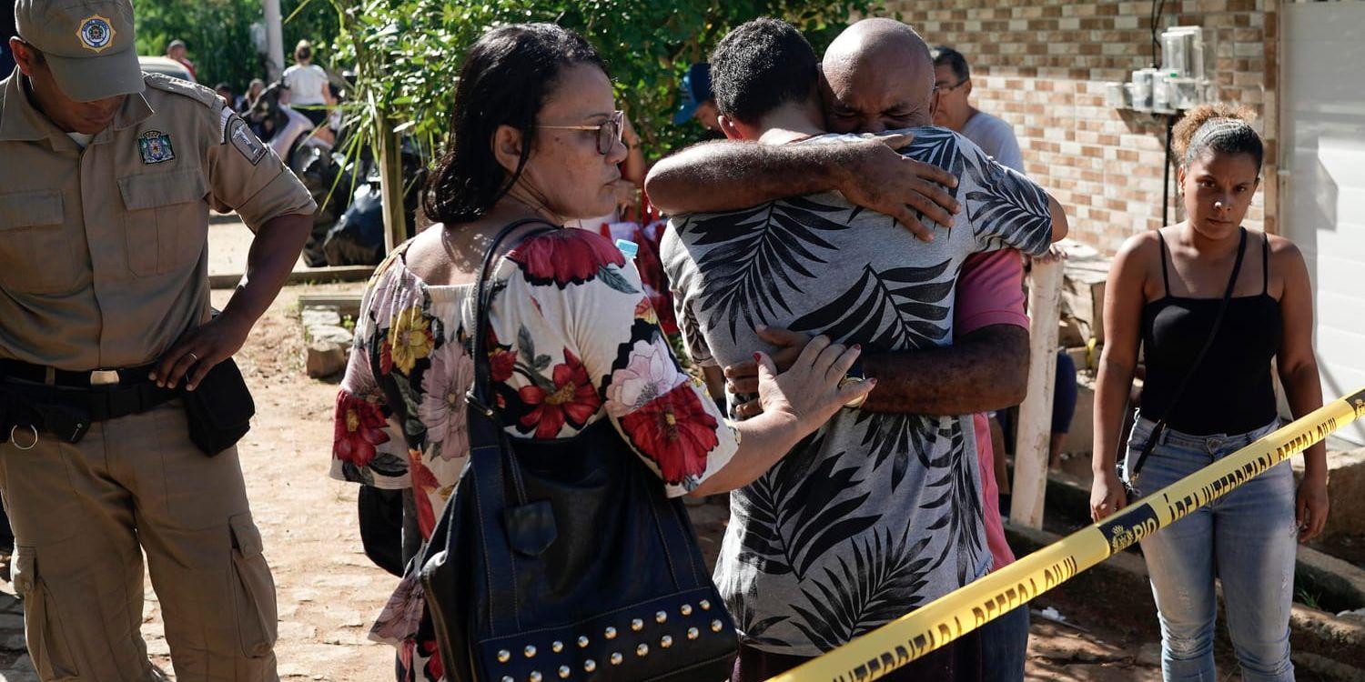 Anhöriga till offer för huskollapserna i Rio de Janeiro kramar om varandra. Arkivbild.