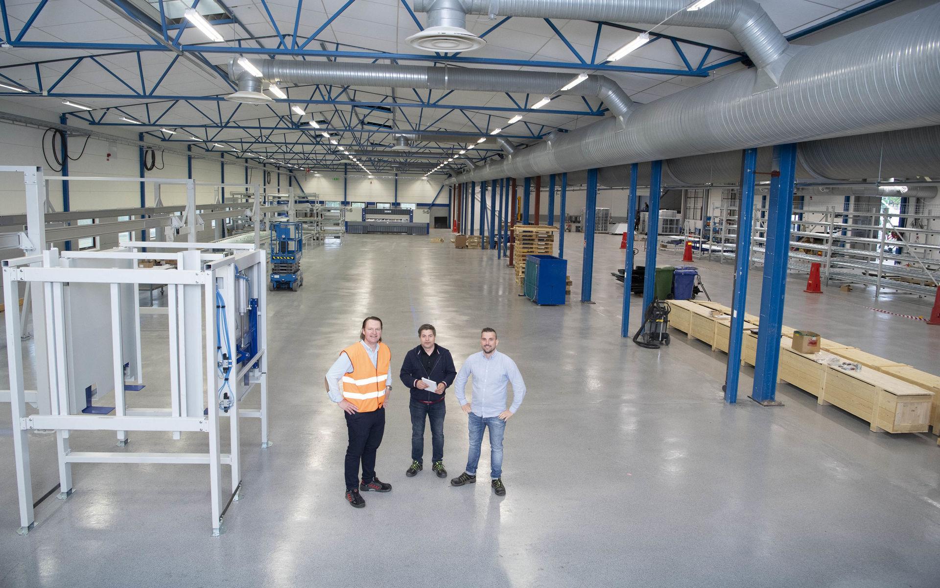 Anders Svensson-fabrikschef, Jörgen Dahlström-produktionsutvecklare och Magnus Jönsson-automationstekniker i den nya produktionsanläggningen.