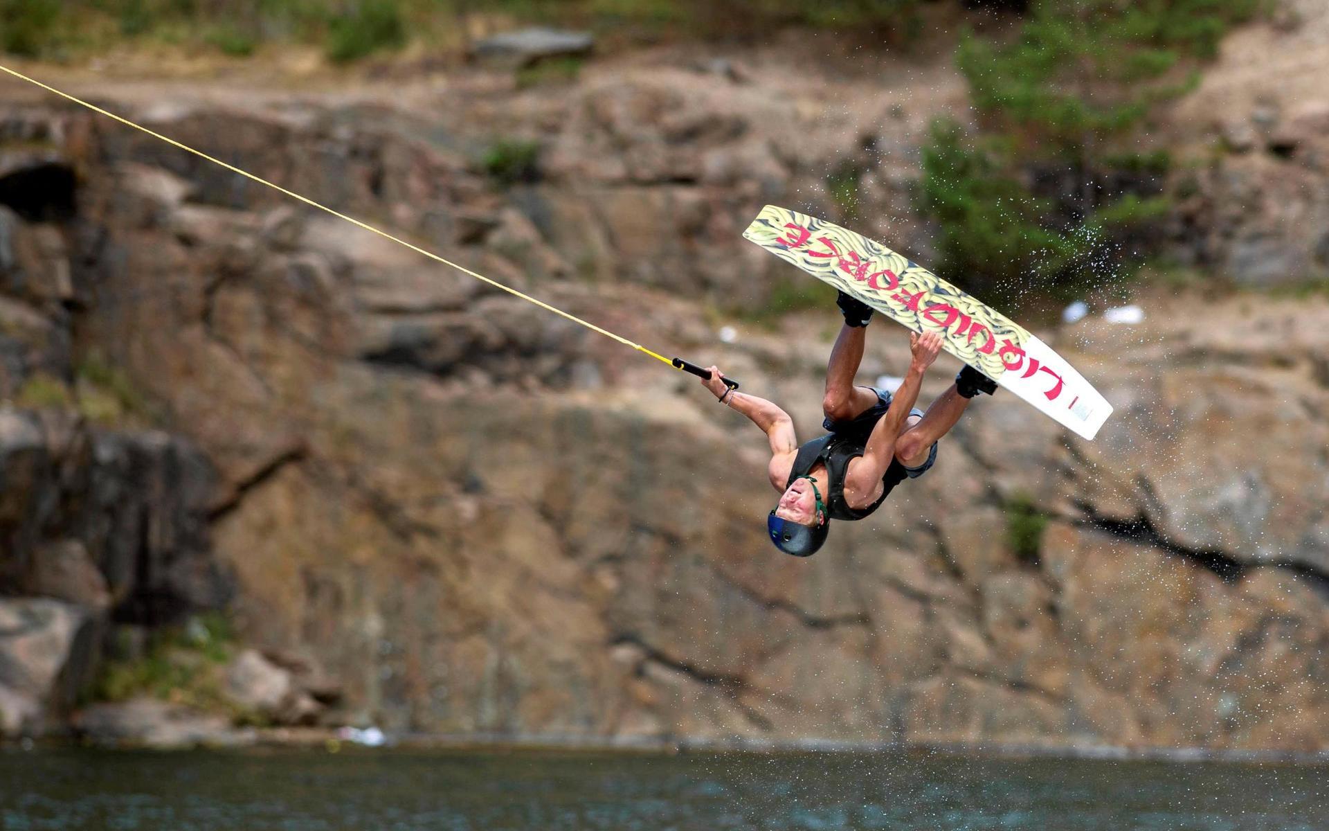 Albin Randow flyger högt, högt när han visade upp sina kunskaper i wakeboard under lägerveckan.